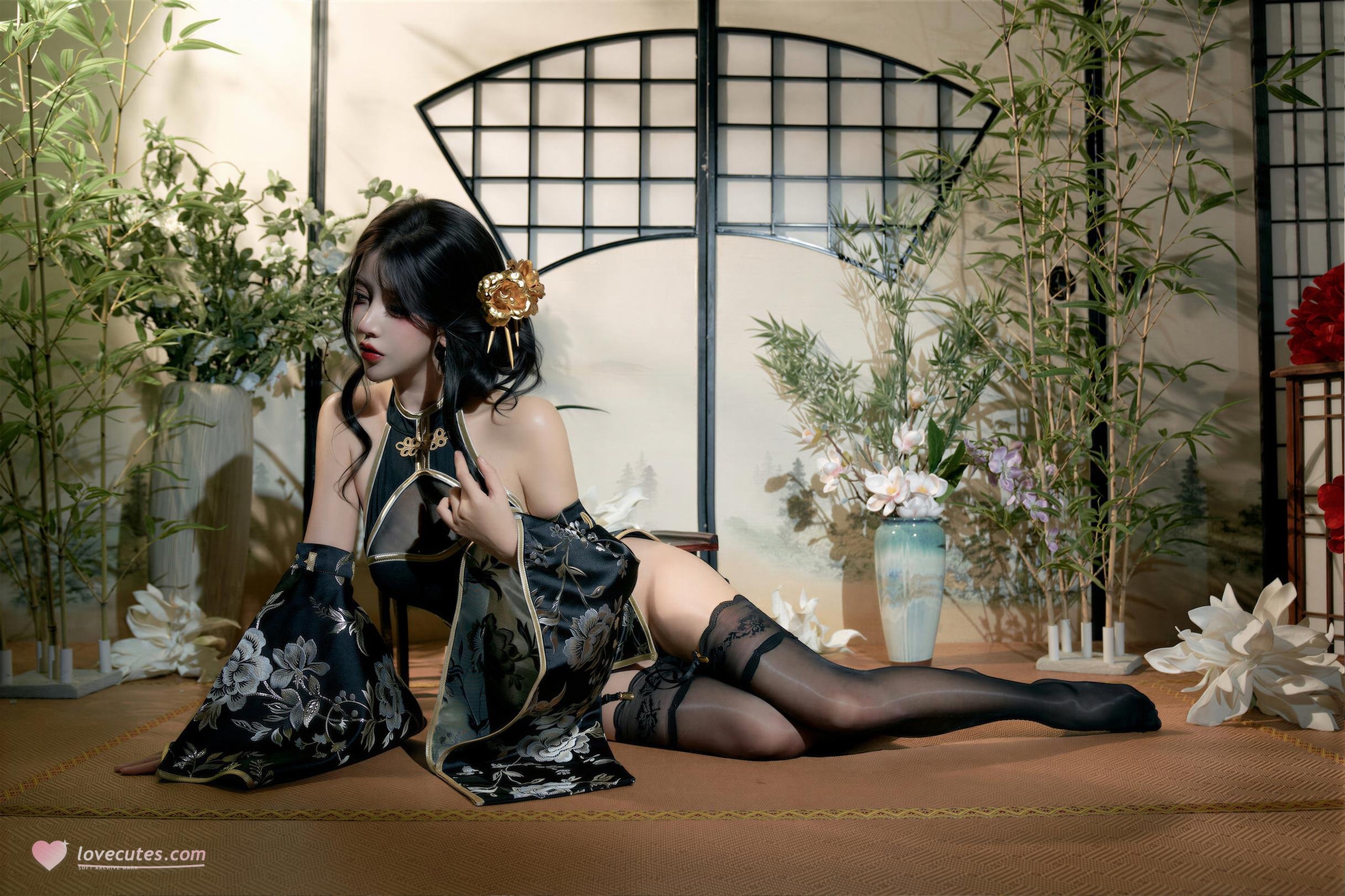 [Cosplay] Expired Rice Noodles Cat - Miss Yuko: Black Stockings and High Slit Beautiful Legs Character Recreation 49P