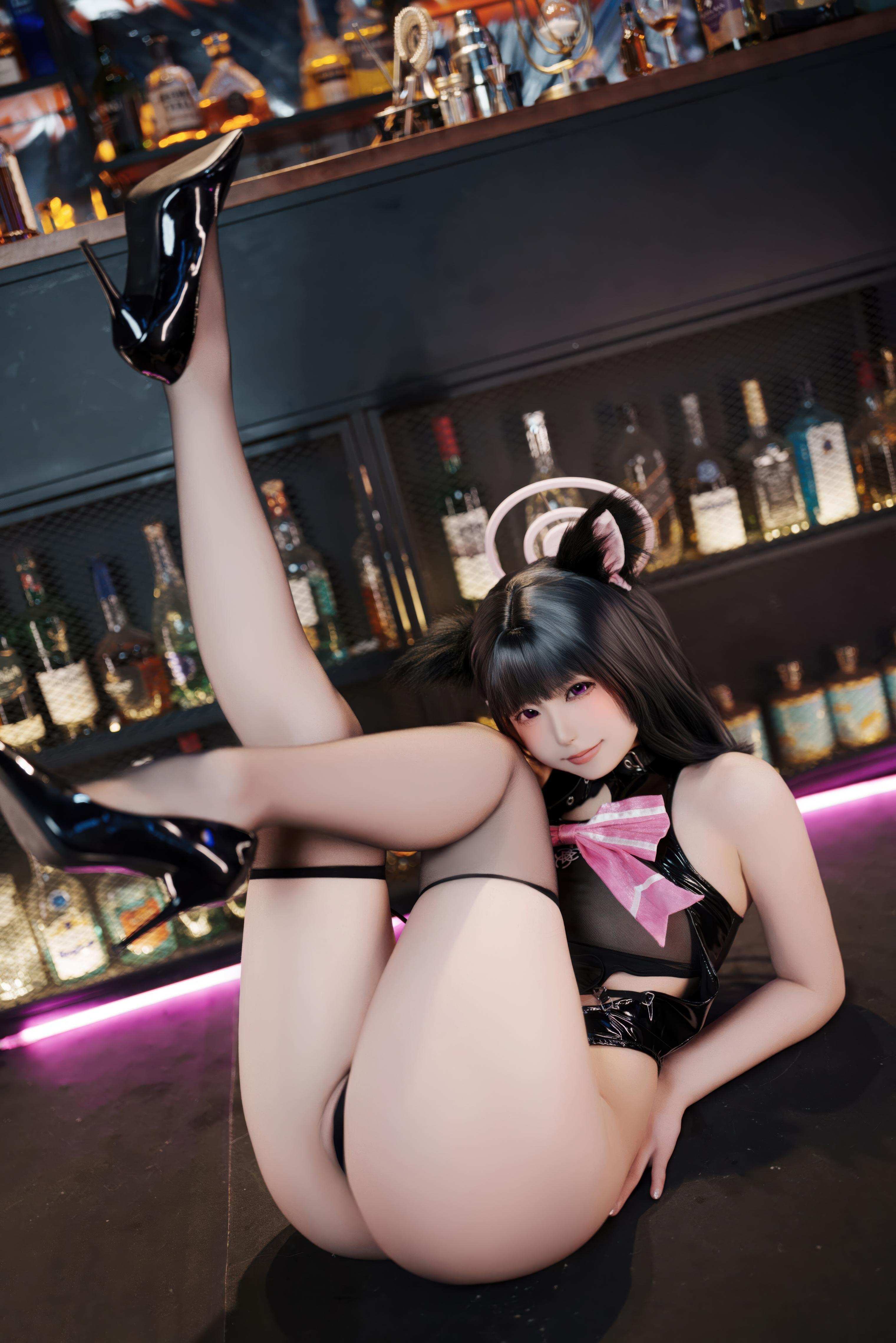 [cosplay] Quan冉有点饿 - 和纱同人：酒吧黑丝高跟 露臀角色还原 54P