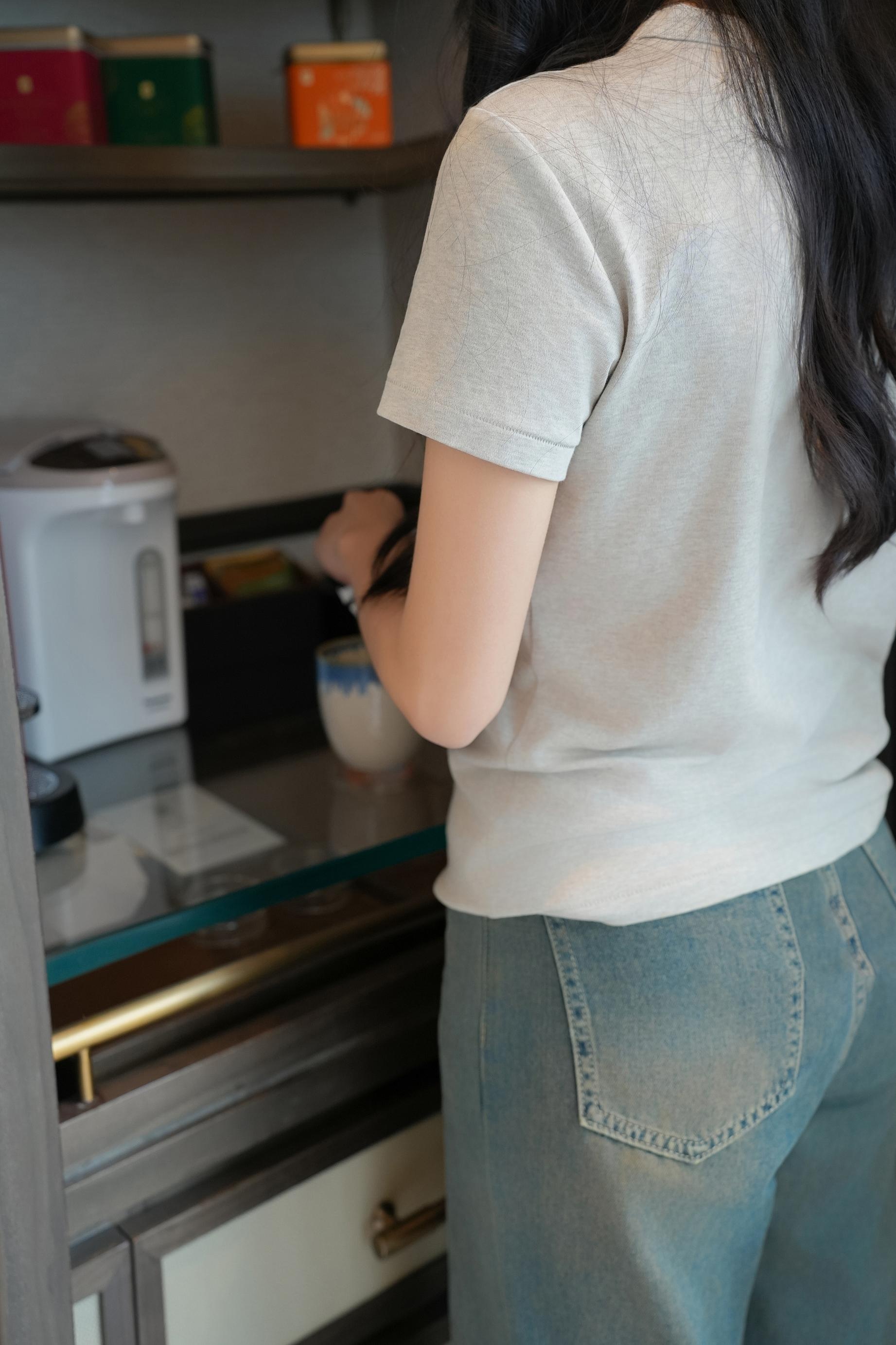 [私房] 白茹雪 - 内购無水印 灰色デニムパンツのストーリー：グレーTシャツとデニムパンツのヒップアップ 室内私房 94P