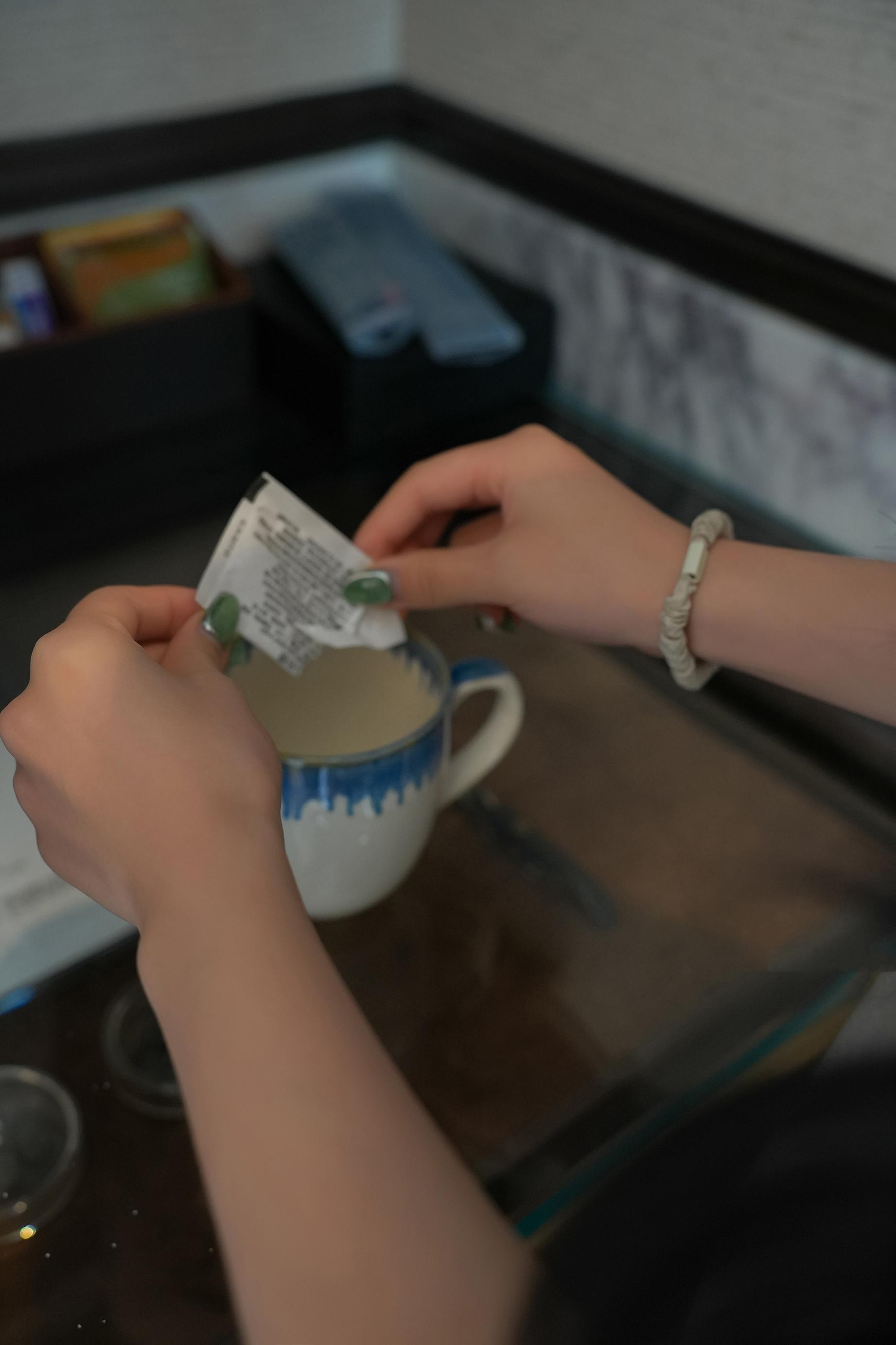[私房] 白茹雪 - 内购無水印 灰色デニムパンツのストーリー：グレーTシャツとデニムパンツのヒップアップ 室内私房 94P