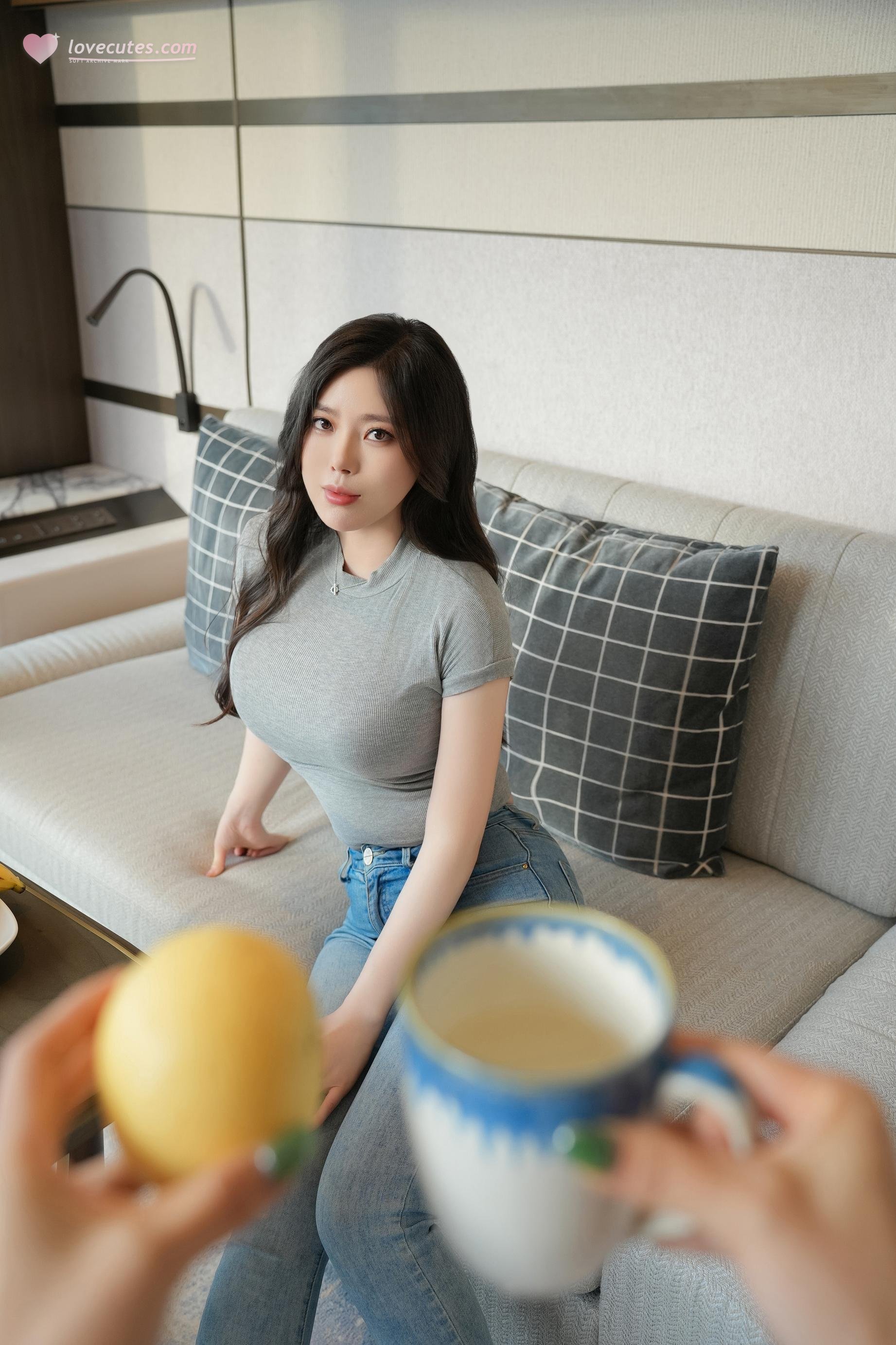 [私房] 白茹雪 - 内购無水印 灰色デニムパンツのストーリー：グレーTシャツとデニムパンツのヒップアップ 室内私房 94P