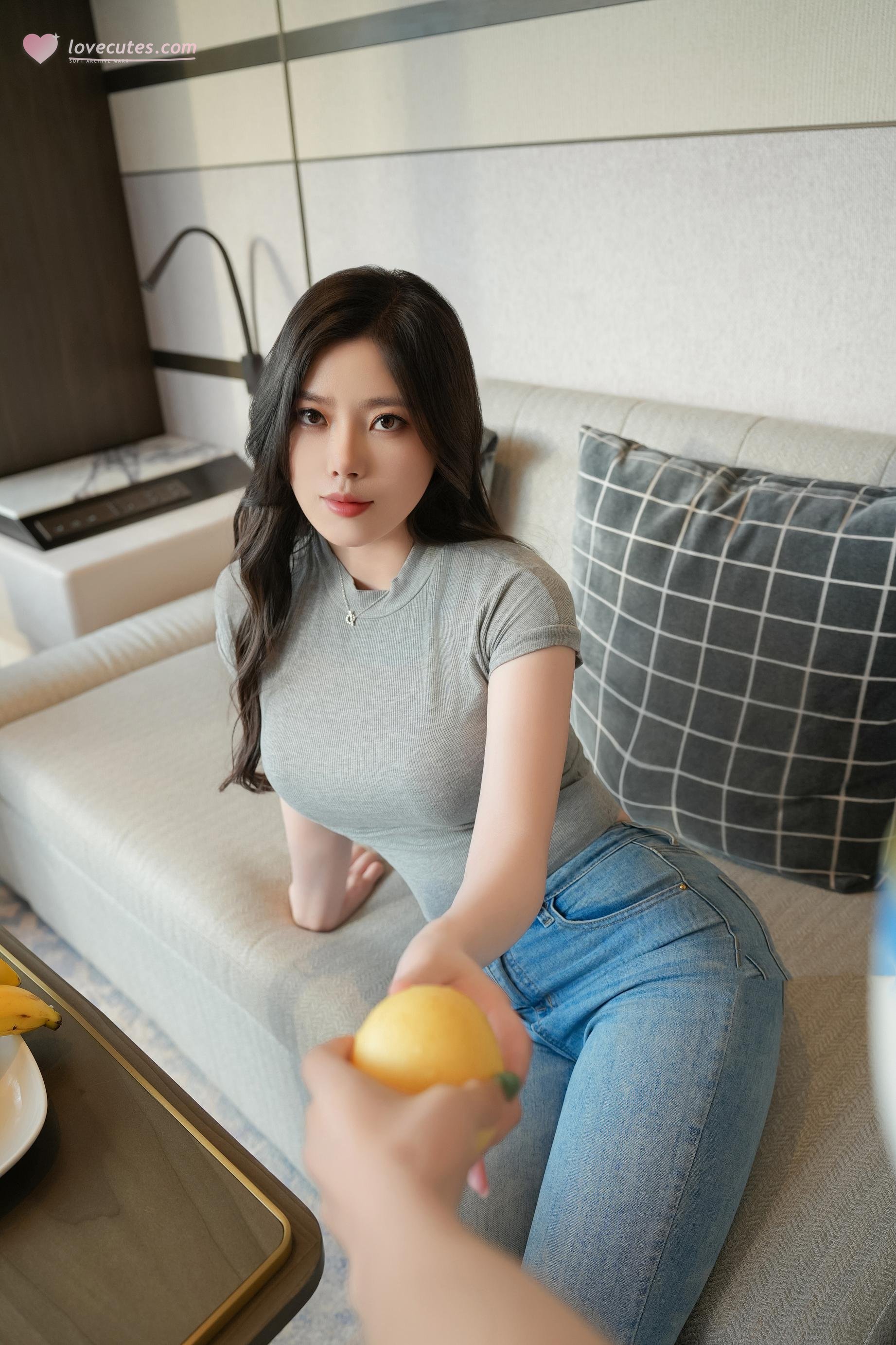 [私房] 白茹雪 - 内购無水印 灰色デニムパンツのストーリー：グレーTシャツとデニムパンツのヒップアップ 室内私房 94P