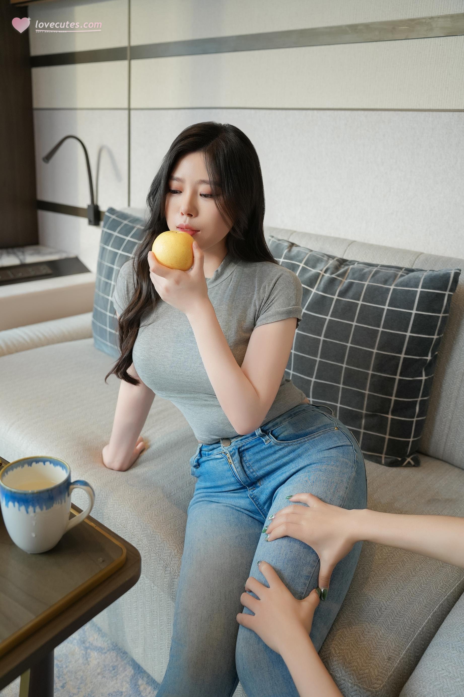 [私房] 白茹雪 - 内购無水印 灰色デニムパンツのストーリー：グレーTシャツとデニムパンツのヒップアップ 室内私房 94P
