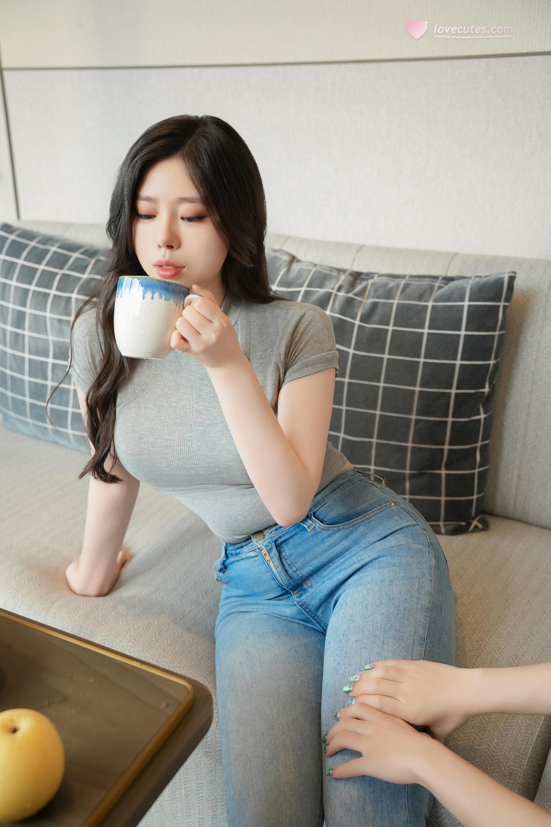 [私房] 白茹雪 - 内购無水印 灰色デニムパンツのストーリー：グレーTシャツとデニムパンツのヒップアップ 室内私房 94P