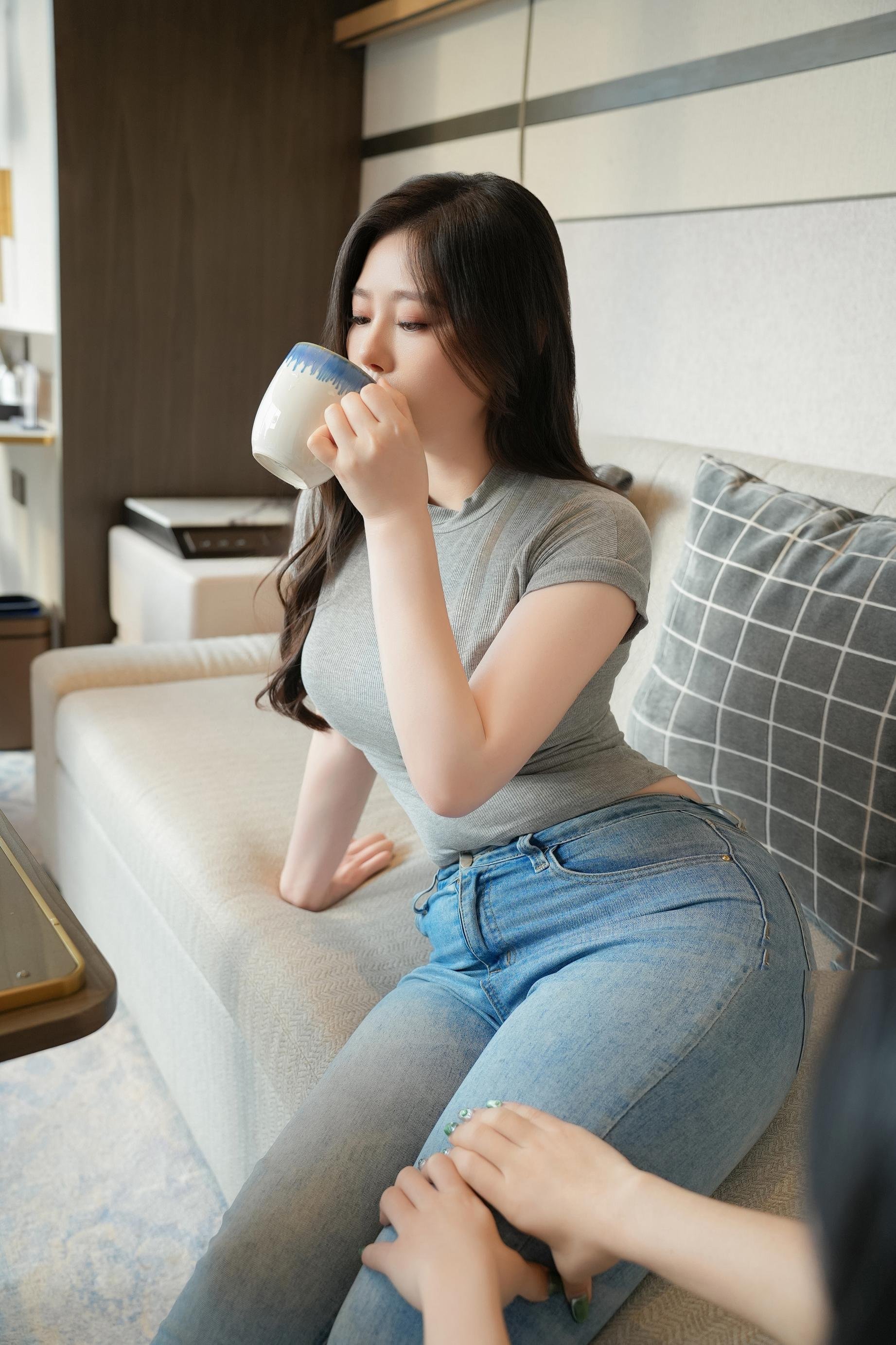 [私房] 白茹雪 - 内购無水印 灰色デニムパンツのストーリー：グレーTシャツとデニムパンツのヒップアップ 室内私房 94P