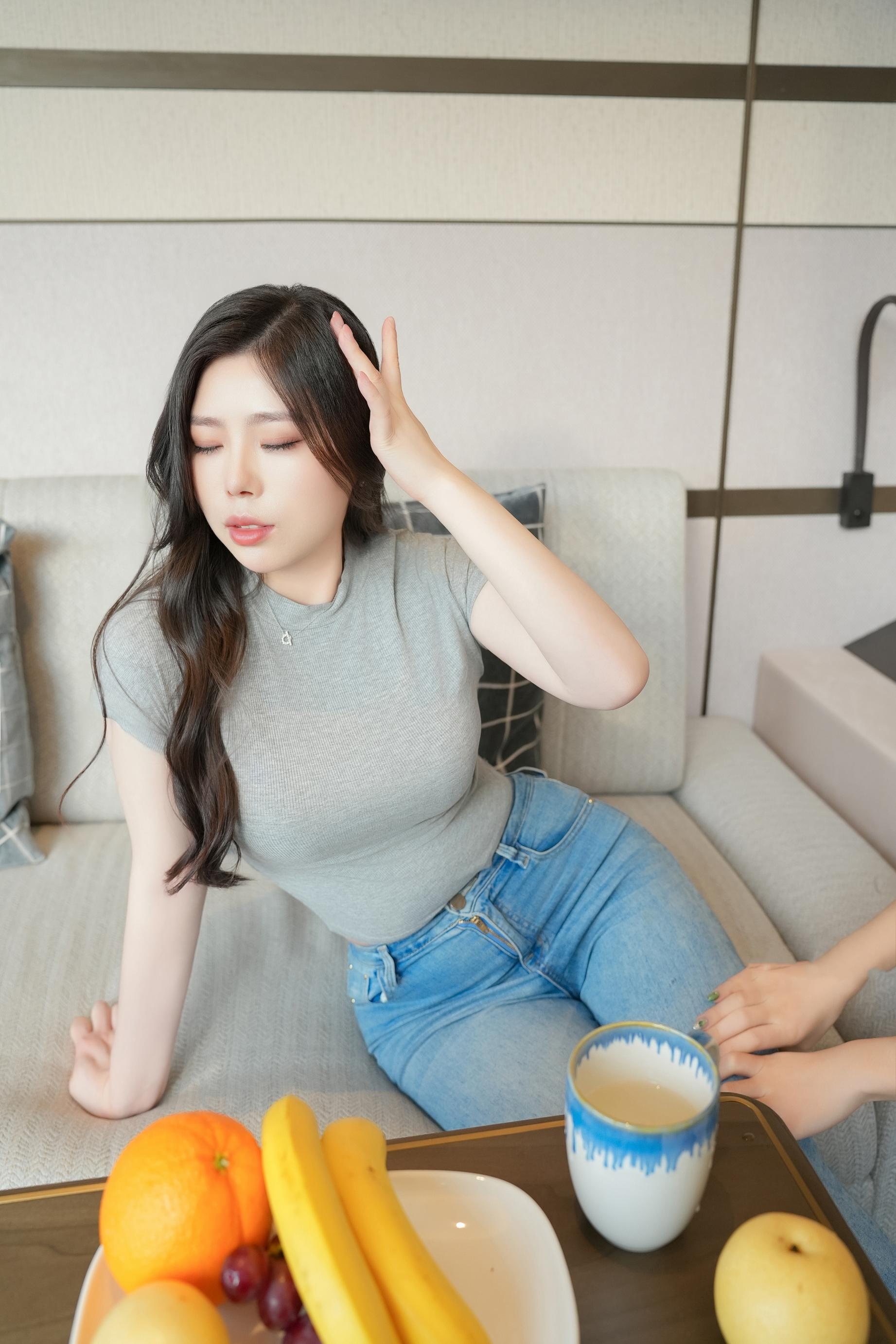[私房] 白茹雪 - 内购無水印 灰色デニムパンツのストーリー：グレーTシャツとデニムパンツのヒップアップ 室内私房 94P