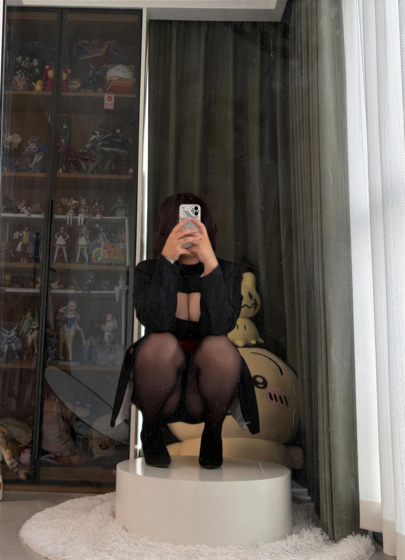 [私房] 阿半今日はとても嬉しい - 社畜自撮り：黒ストッキング包臀スカート自撮り 美脚私房 76P3V