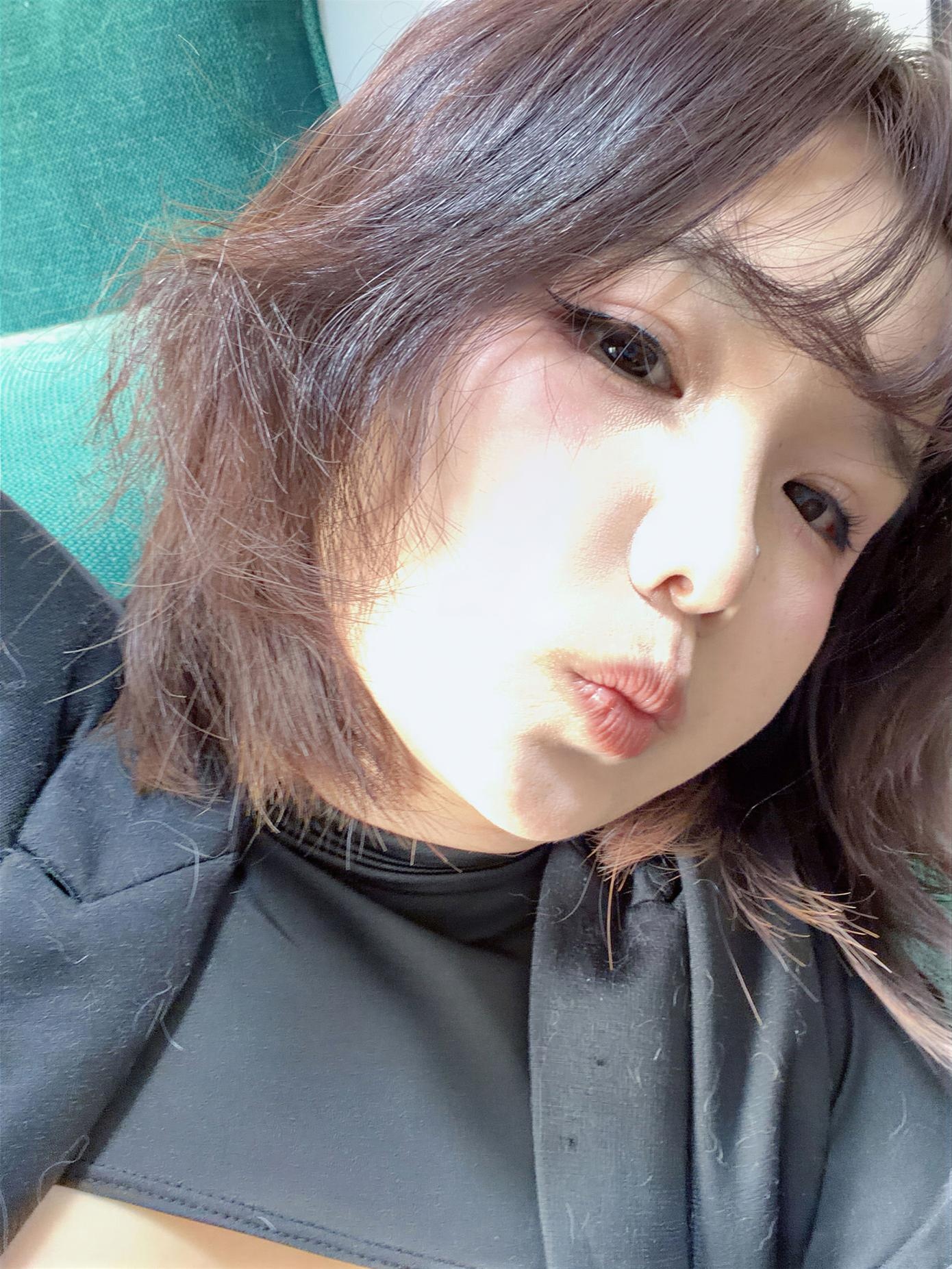 [私房] 阿半今天很开心 - 社畜自拍：黑丝包臀裙自拍 美腿私房 76P3V