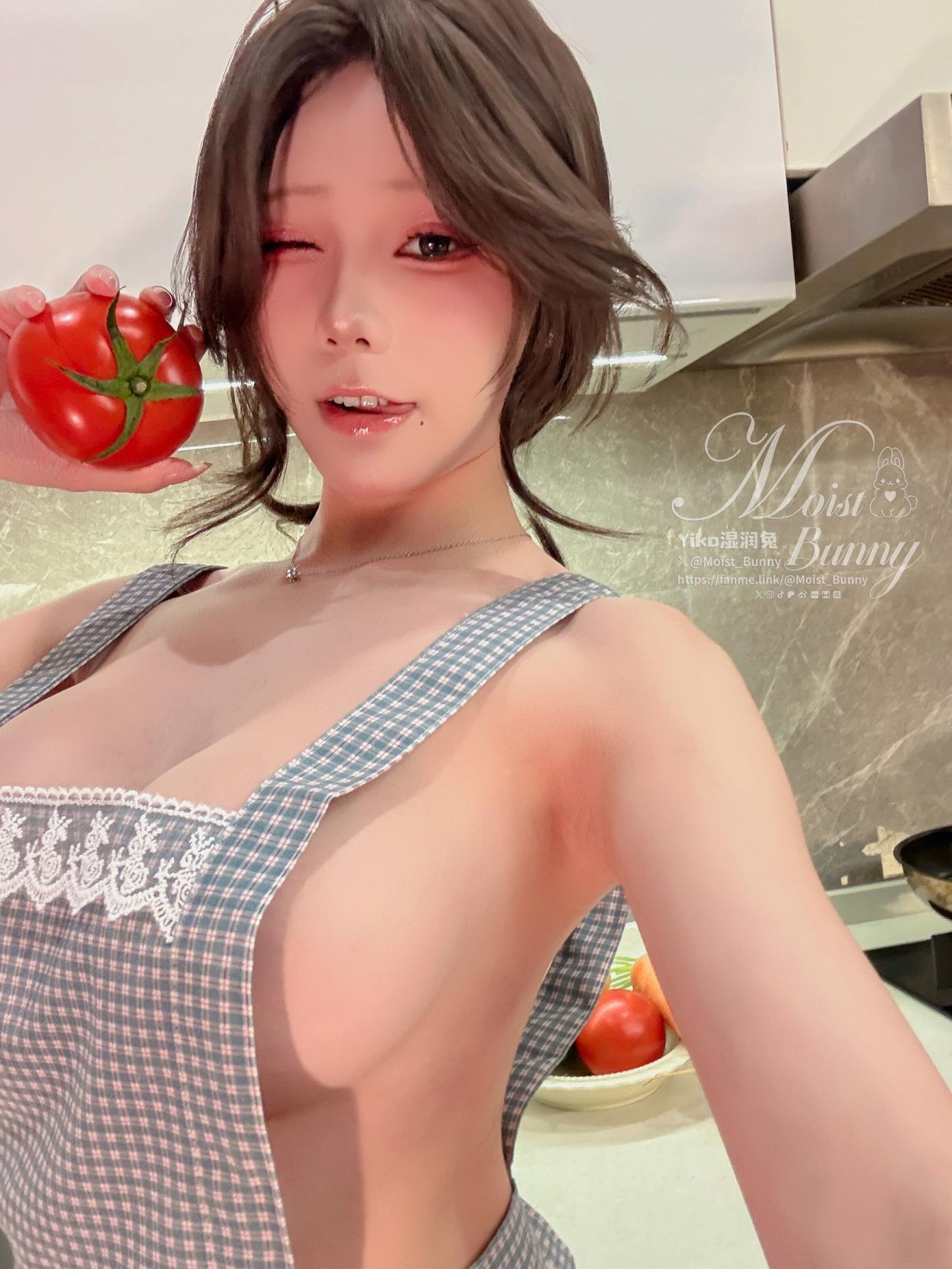 [私房] Yiko濕潤兔 - 繼母的香：廚房圍裙真空美胸翹臀私房 126P4V