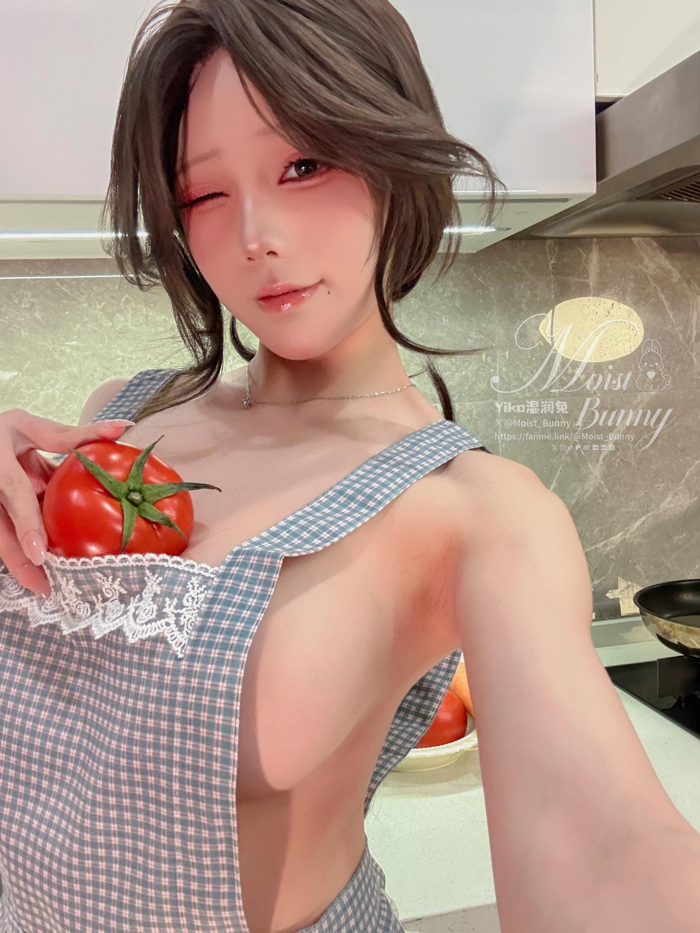 [私房] Yiko濕潤兔 - 繼母的香：廚房圍裙真空美胸翹臀私房 126P4V
