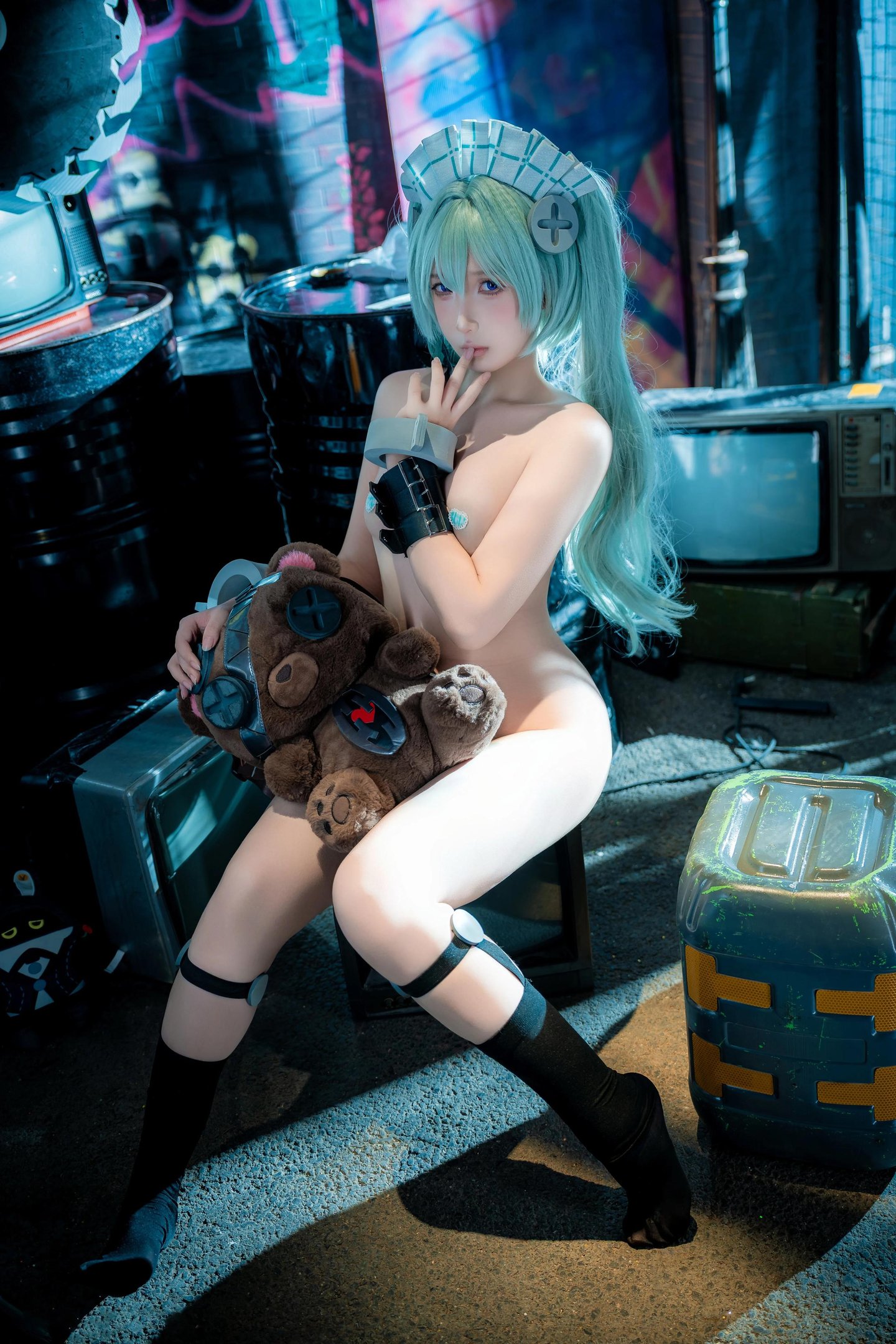 '[cosplay] Tiểu Hòa và Rượu Ngọt - Tuyệt Khu Không: Cô Lâm - Nữ phục vụ tóc xanh trong bối cảnh cơ khí 69P'