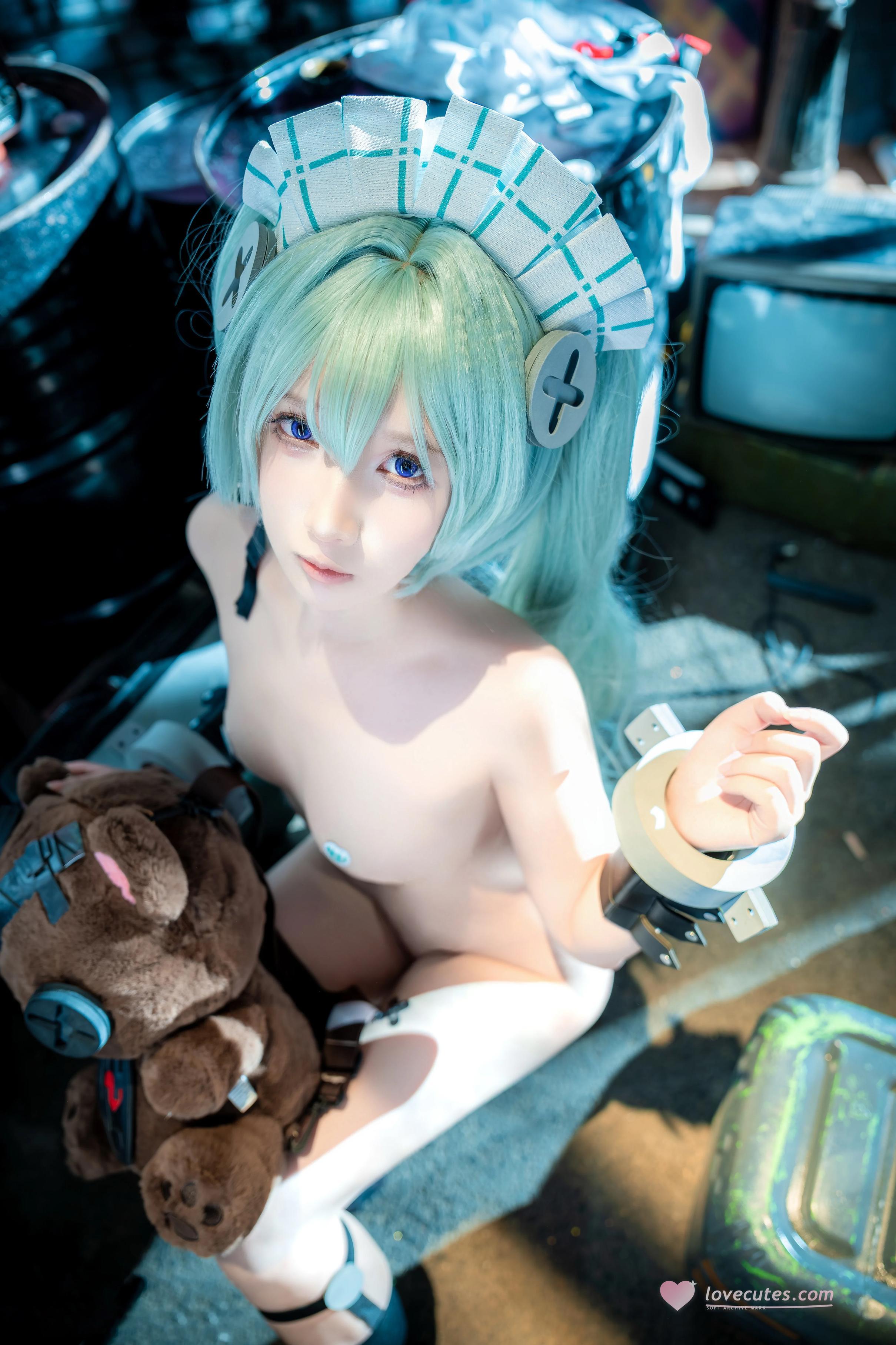 '[cosplay] Tiểu Hòa và Rượu Ngọt - Tuyệt Khu Không: Cô Lâm - Nữ phục vụ tóc xanh trong bối cảnh cơ khí 69P'