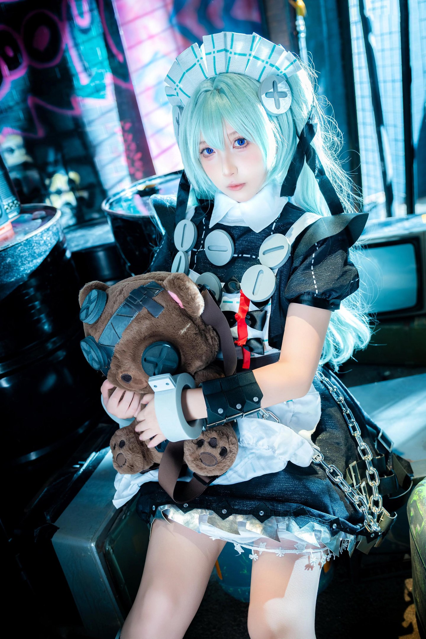 '[cosplay] Tiểu Hòa và Rượu Ngọt - Tuyệt Khu Không: Cô Lâm - Nữ phục vụ tóc xanh trong bối cảnh cơ khí 69P'
