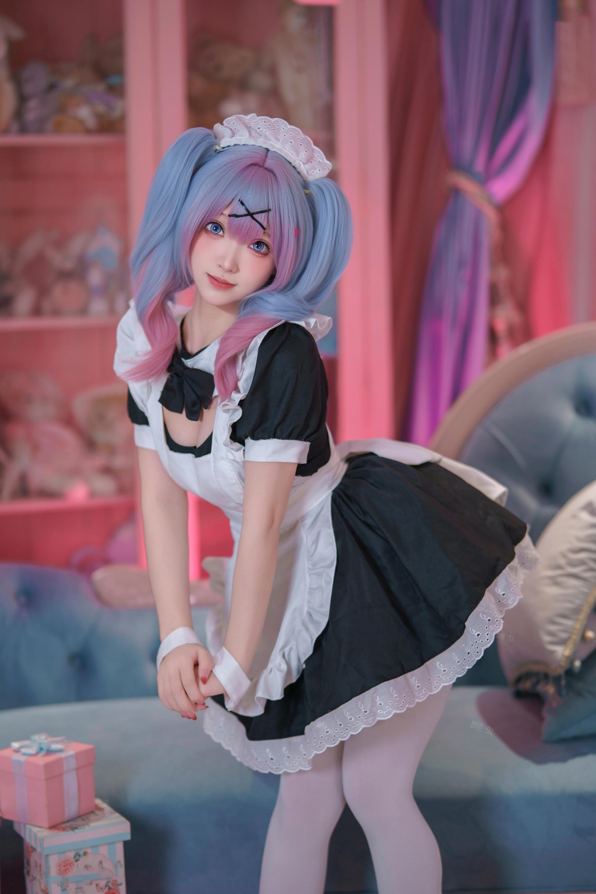 [คอสเพลย์] Bangni邦尼 - 初音未来 กระต่ายสาวในอุโมงค์: สาวใช้ผมสีน้ำเงิน ใส่ถุงน่องขาว โชว์สะโพก ขนาดใหญ่ 82P