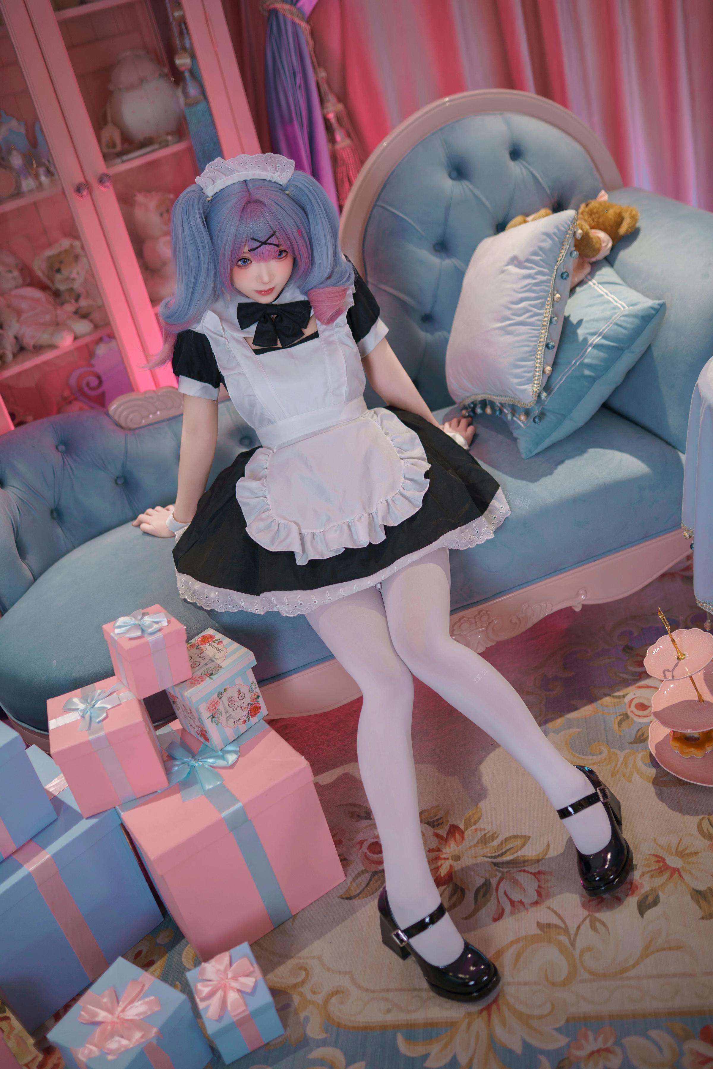 [คอสเพลย์] Bangni邦尼 - 初音未来 กระต่ายสาวในอุโมงค์: สาวใช้ผมสีน้ำเงิน ใส่ถุงน่องขาว โชว์สะโพก ขนาดใหญ่ 82P