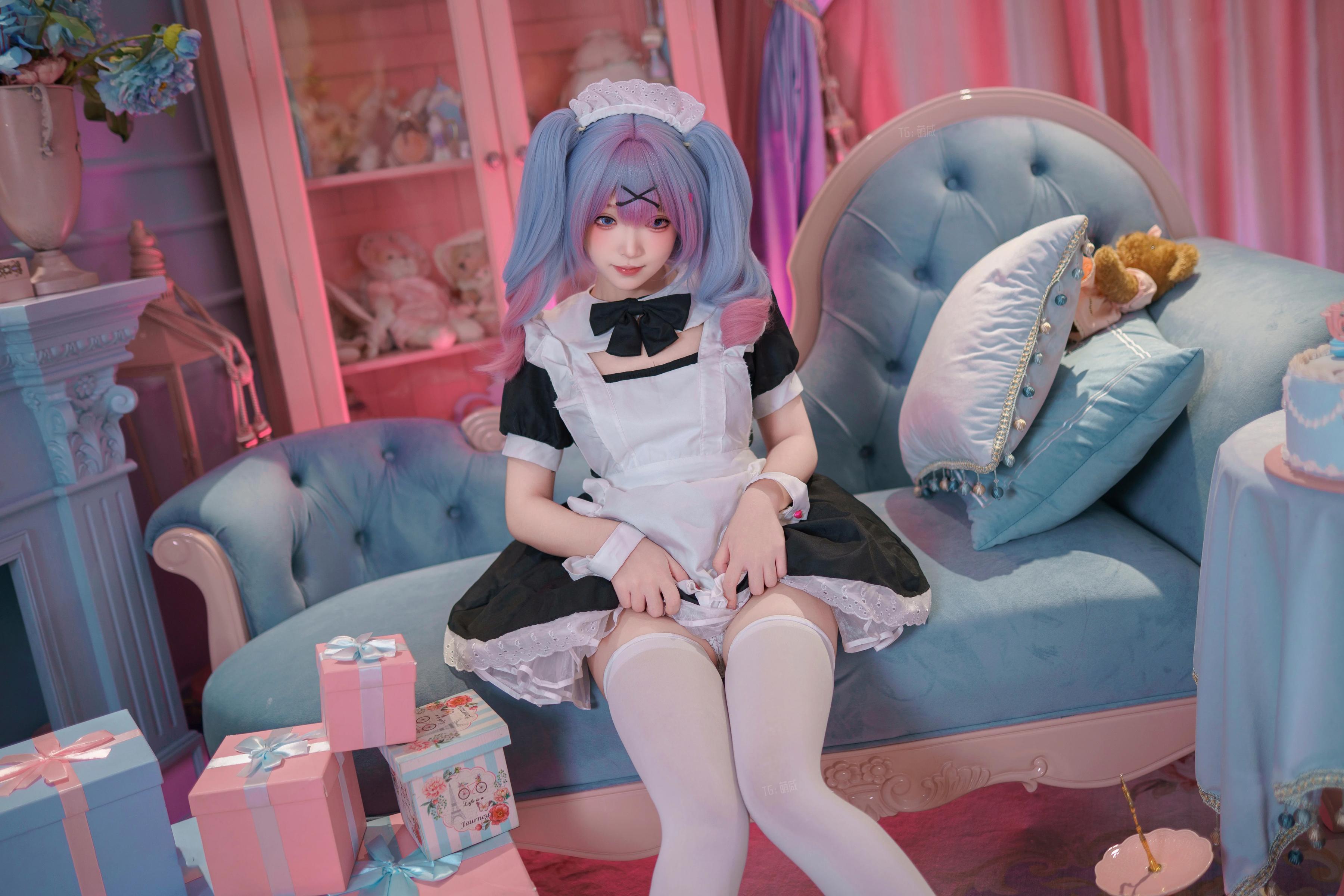 [คอสเพลย์] Bangni邦尼 - 初音未来 กระต่ายสาวในอุโมงค์: สาวใช้ผมสีน้ำเงิน ใส่ถุงน่องขาว โชว์สะโพก ขนาดใหญ่ 82P