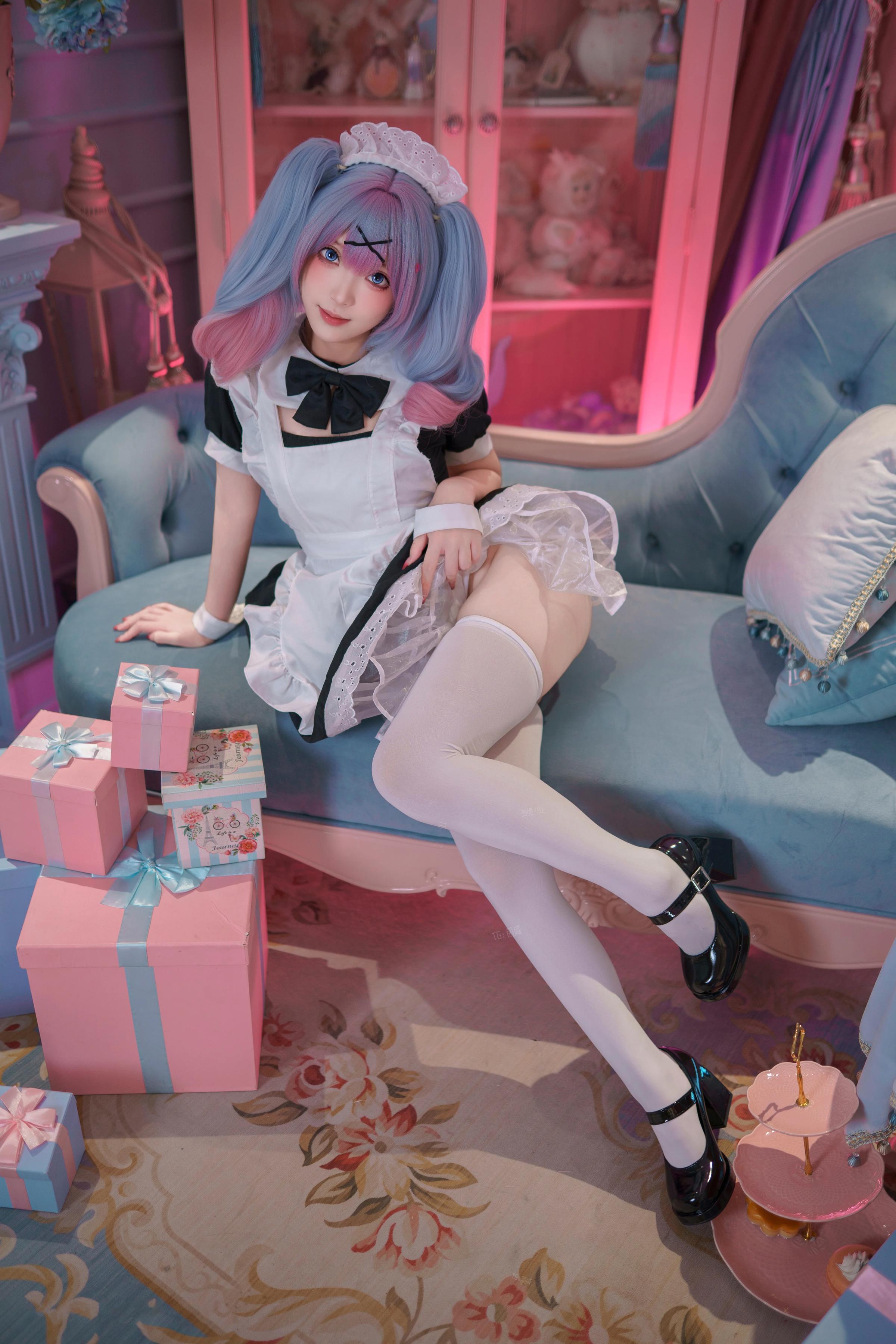 [คอสเพลย์] Bangni邦尼 - 初音未来 กระต่ายสาวในอุโมงค์: สาวใช้ผมสีน้ำเงิน ใส่ถุงน่องขาว โชว์สะโพก ขนาดใหญ่ 82P