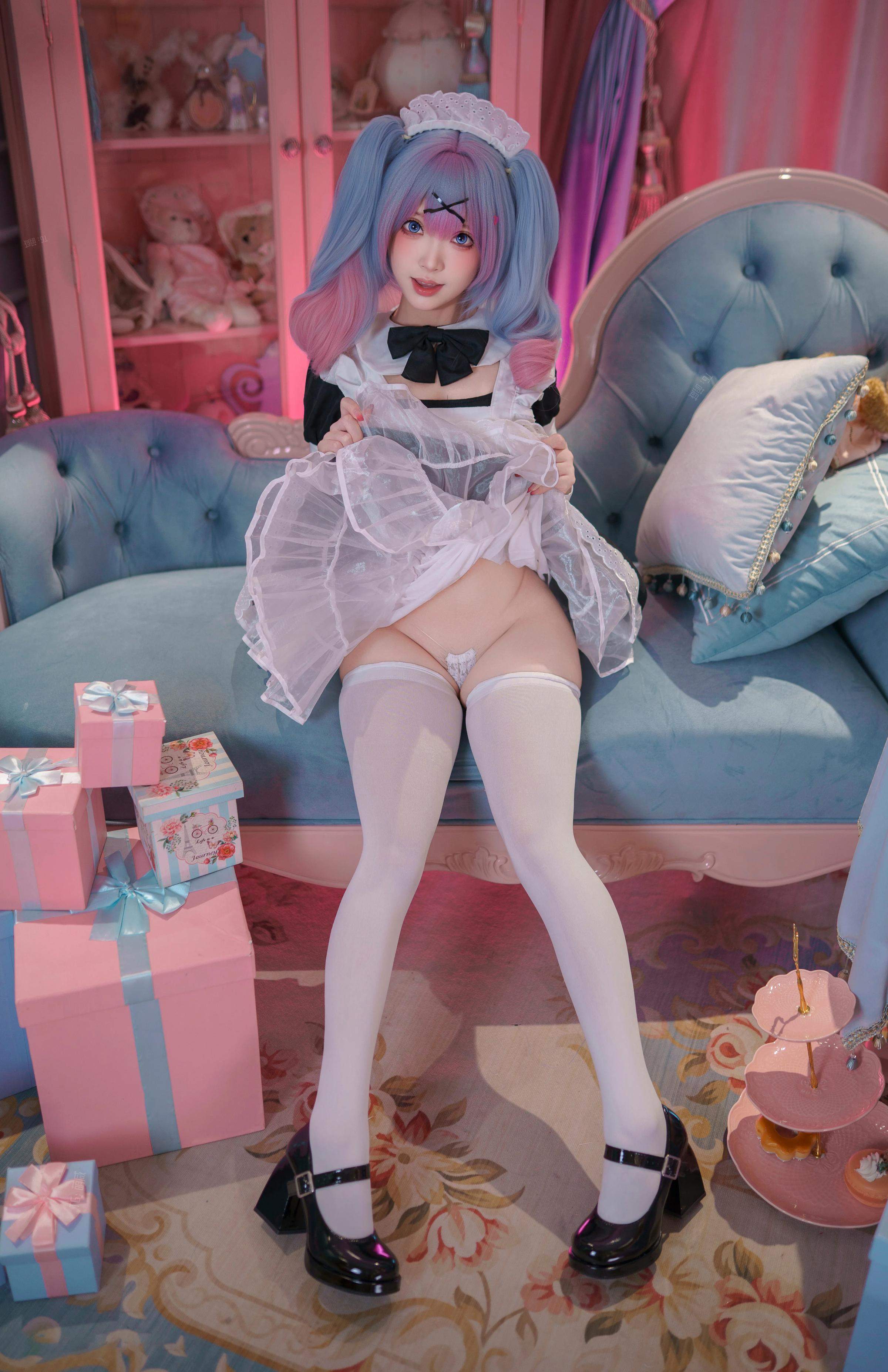 [คอสเพลย์] Bangni邦尼 - 初音未来 กระต่ายสาวในอุโมงค์: สาวใช้ผมสีน้ำเงิน ใส่ถุงน่องขาว โชว์สะโพก ขนาดใหญ่ 82P