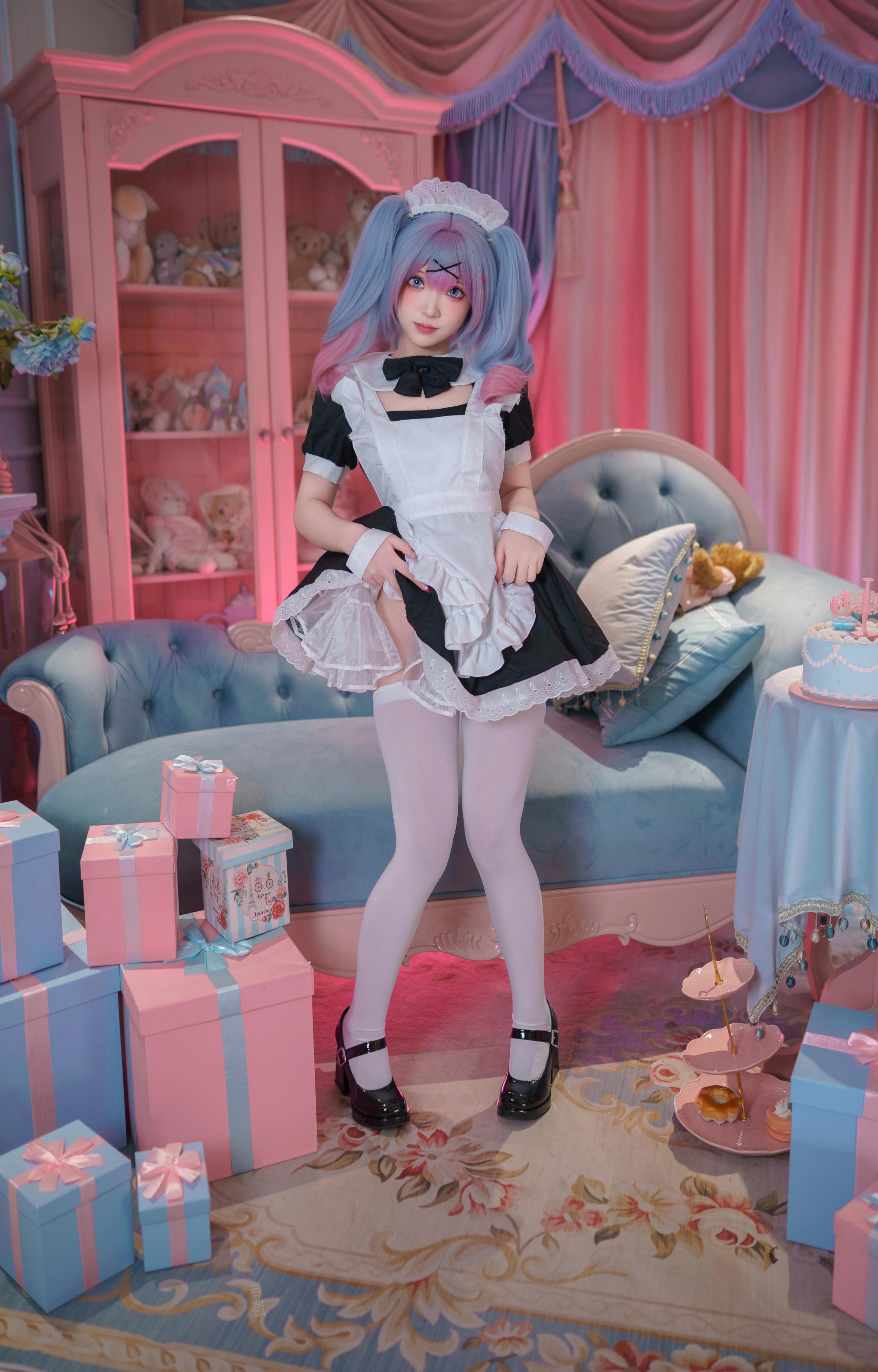 [คอสเพลย์] Bangni邦尼 - 初音未来 กระต่ายสาวในอุโมงค์: สาวใช้ผมสีน้ำเงิน ใส่ถุงน่องขาว โชว์สะโพก ขนาดใหญ่ 82P