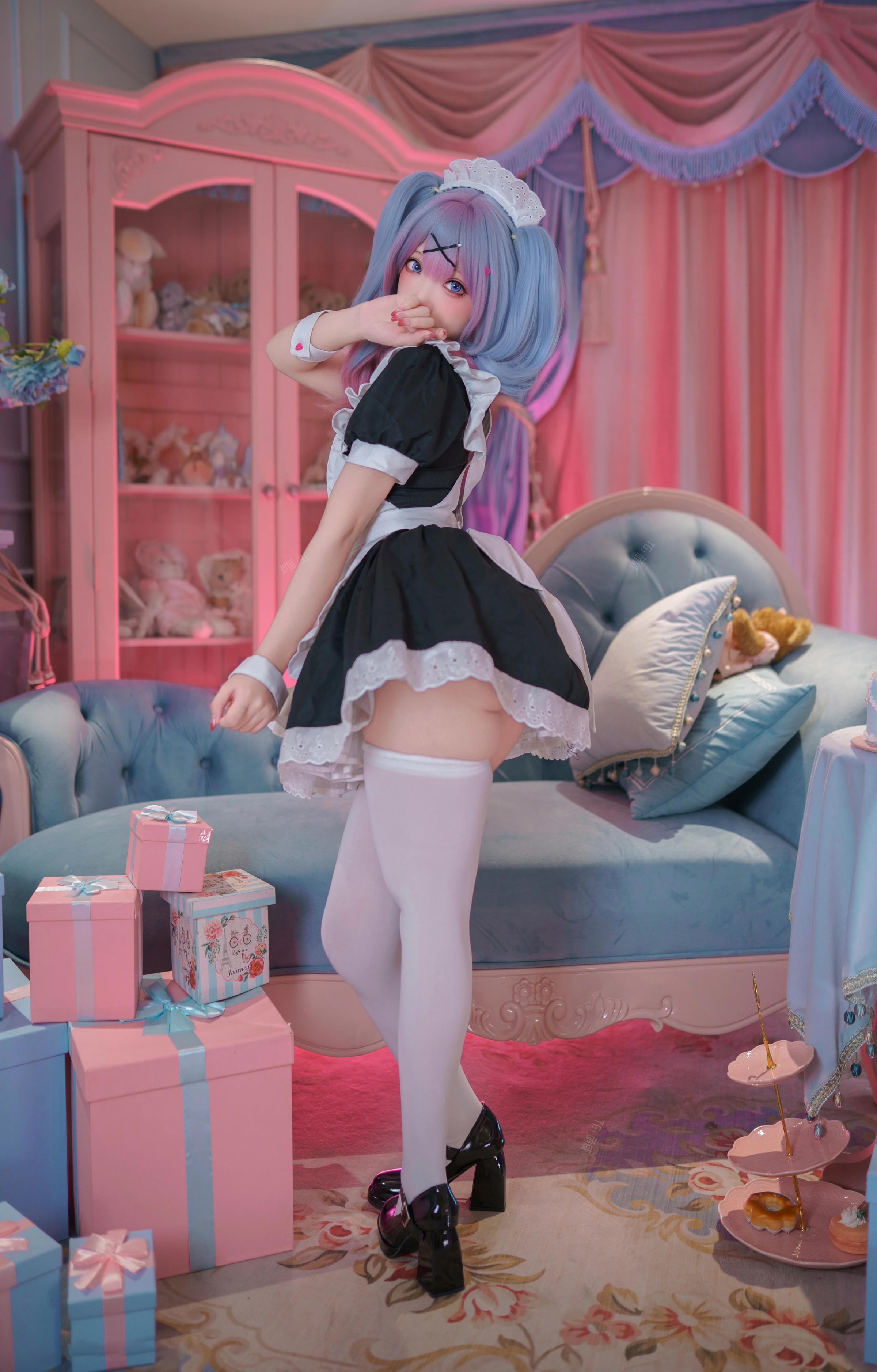[Cosplay] Bangni - Hatsune Miku Rabbit Hole Maid: Blue-Haired Maid in White Stockings, Boldly Recreated 82P