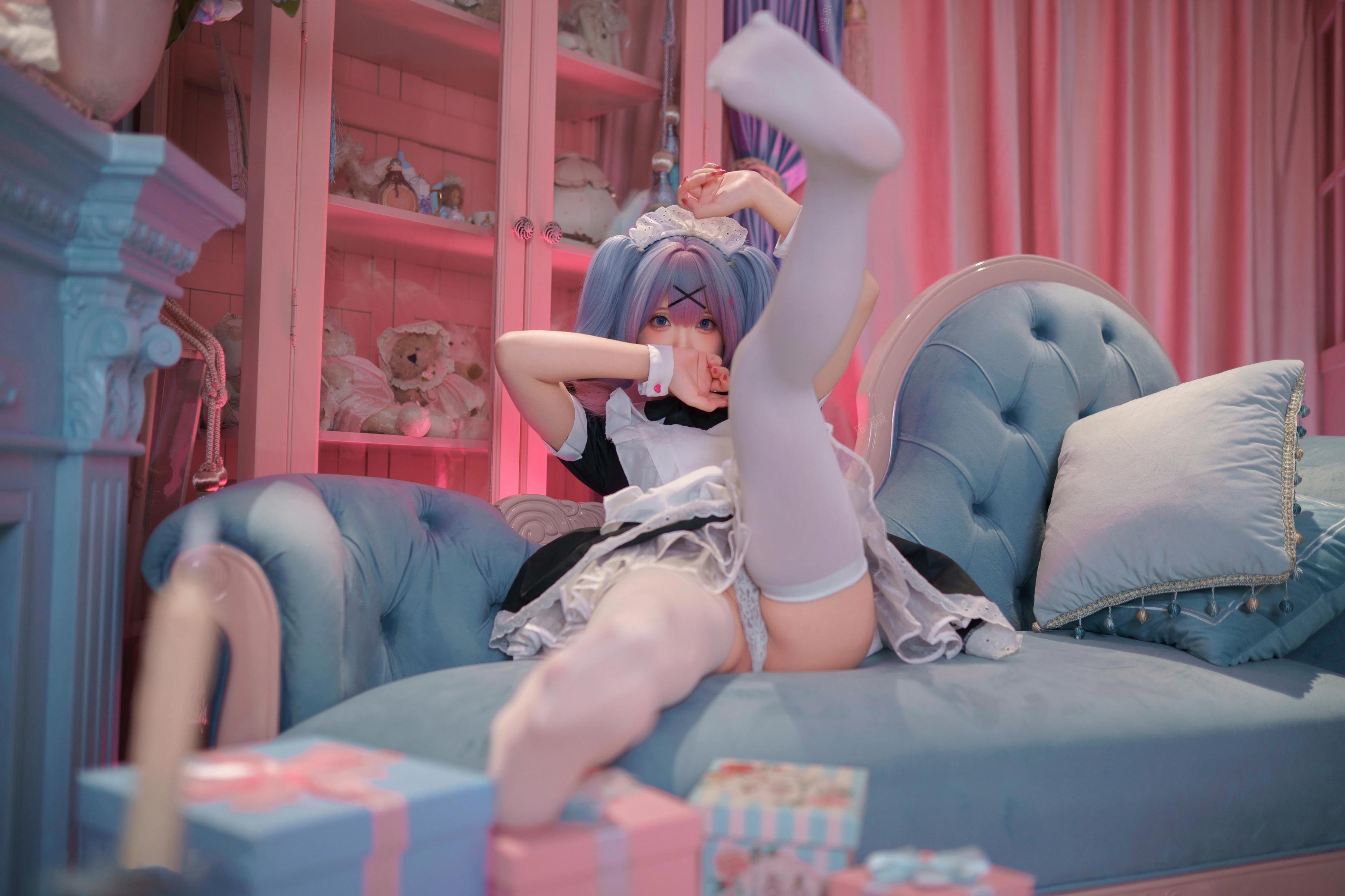 '[cosplay] Bangni邦尼 - Hatsune Miku Người Hầu Bếp Thỏ: Người Hầu Tóc Xanh, Vớ Trắng, Lộ Đùi - Tái Hiện Đầy Đủ 82P'