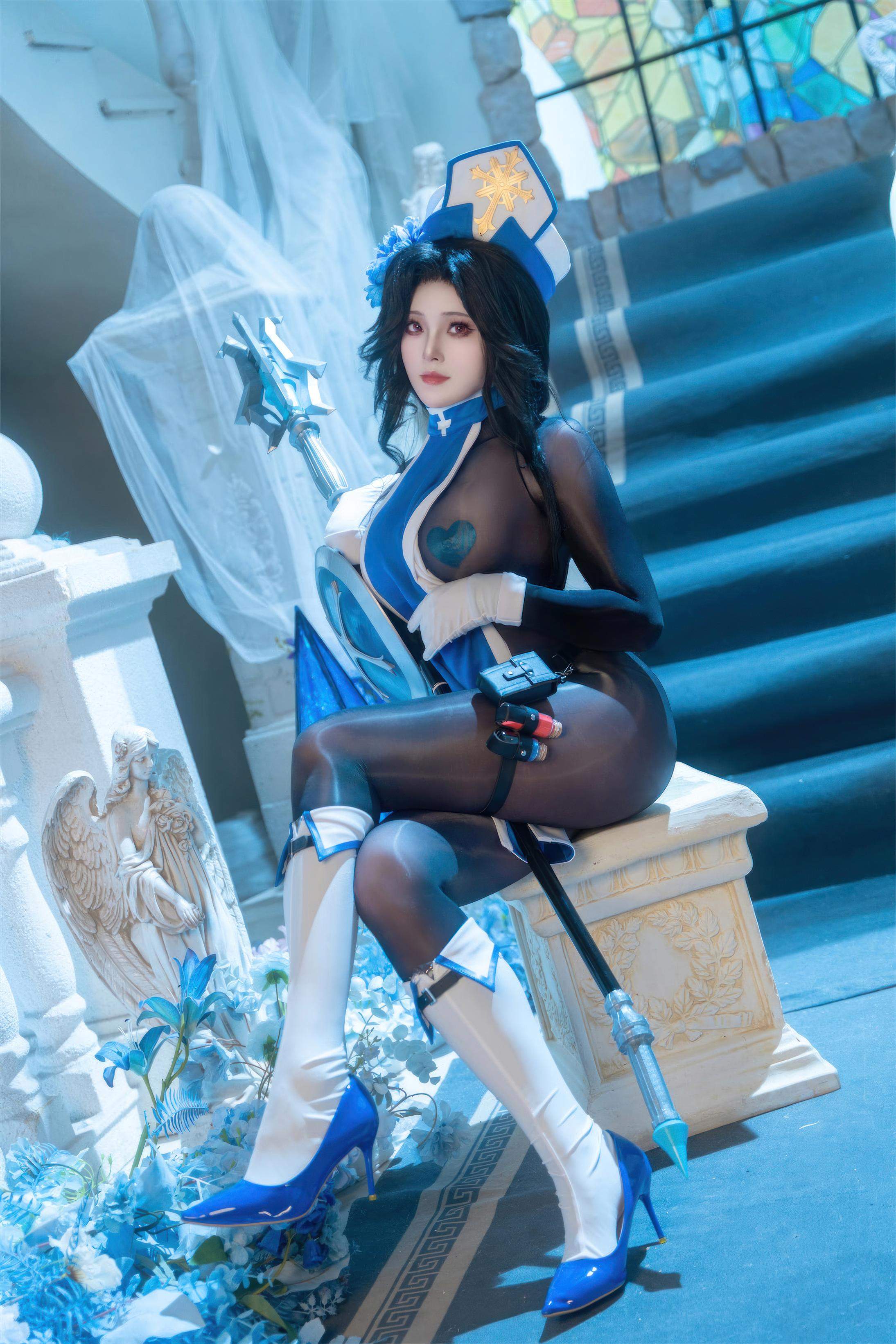 '[cosplay] Natsuko夏夏子 -梅登 冰玫瑰: Bác Sĩ Xanh Trắng Chân Đen Gợi Cảm 71P'