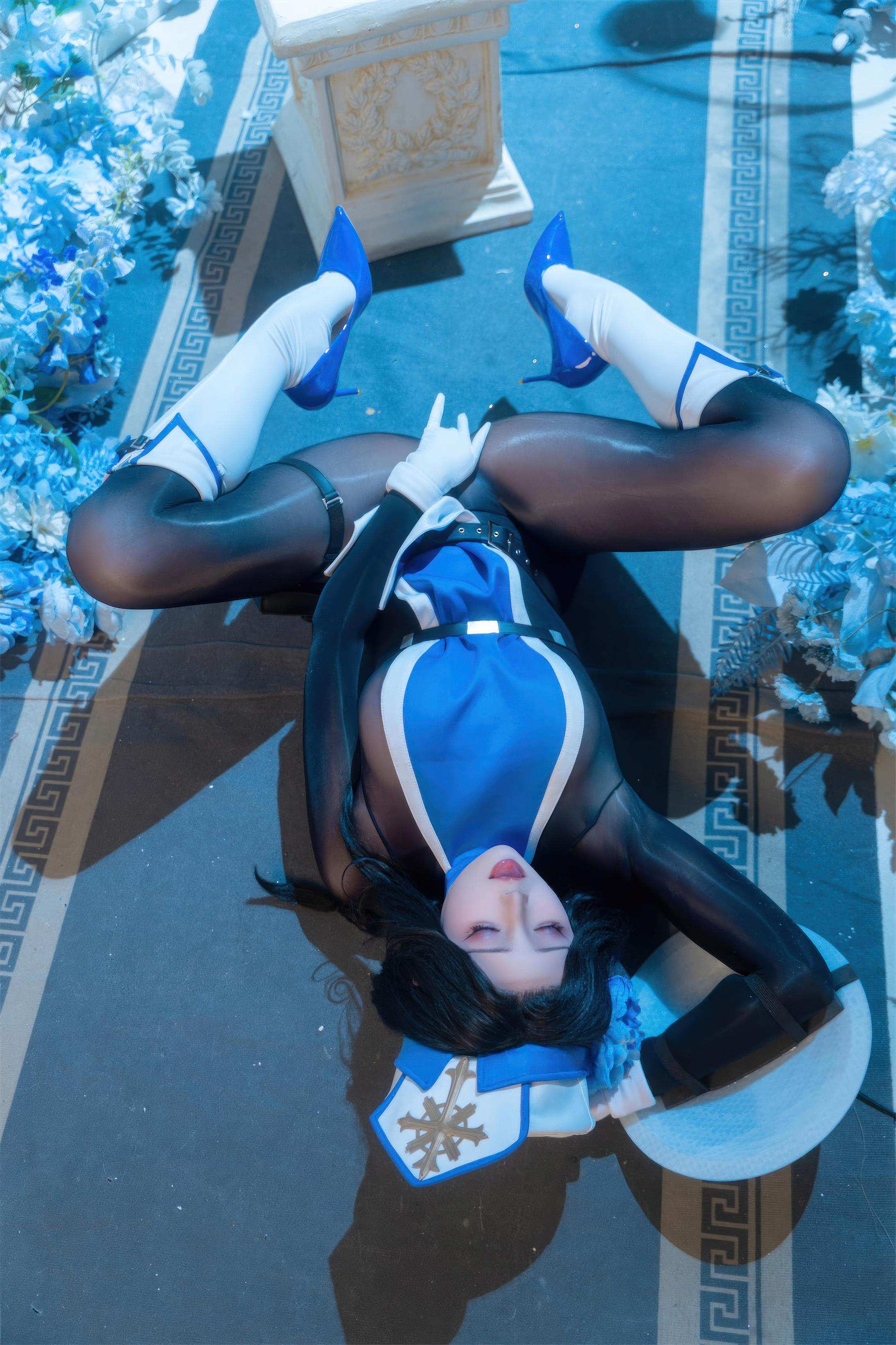 '[cosplay] Natsuko夏夏子 -梅登 冰玫瑰: Bác Sĩ Xanh Trắng Chân Đen Gợi Cảm 71P'