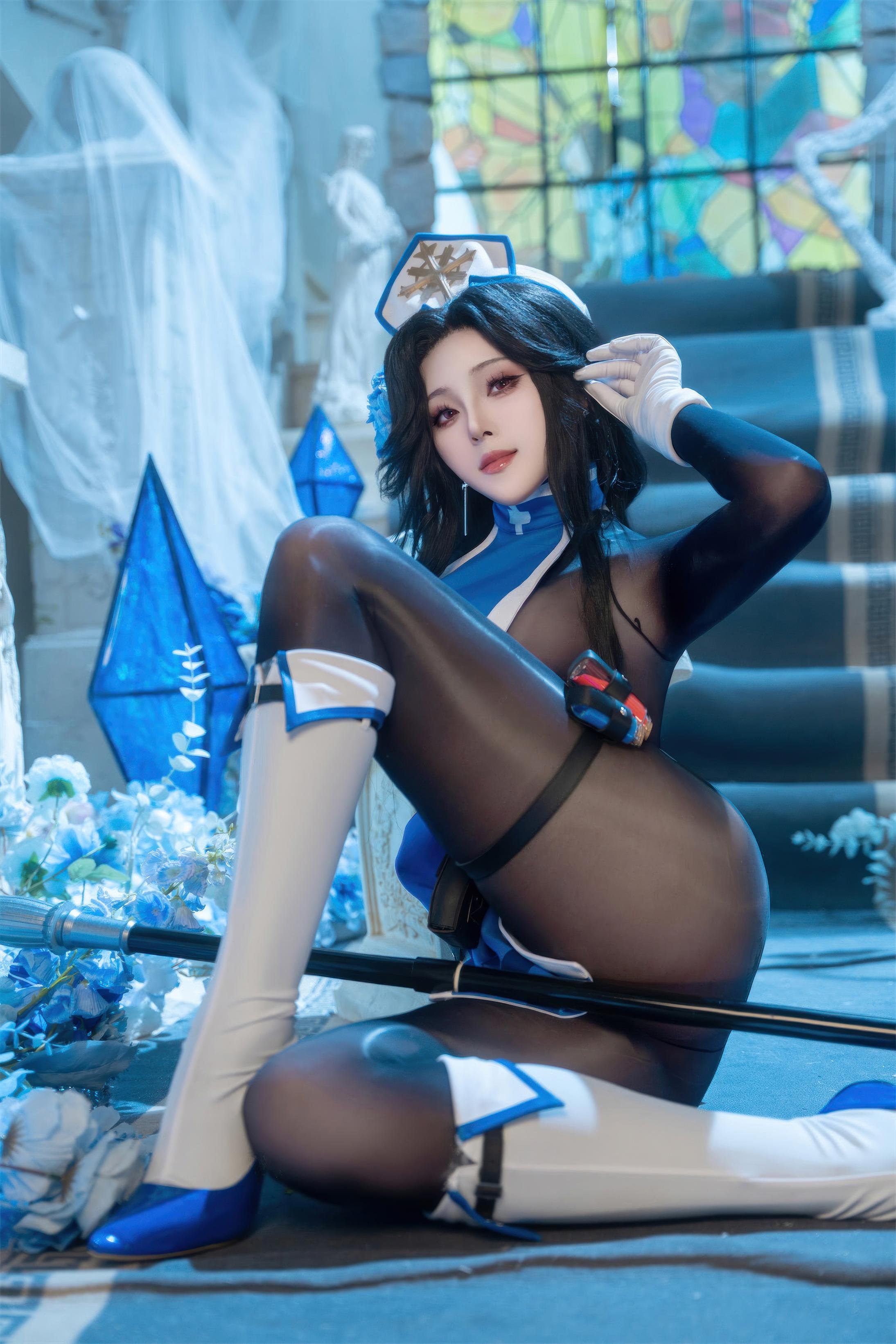[cosplay] Natsuko夏夏子 - 梅登 冰玫瑰：藍白護士黑絲美腿角色還原 71P