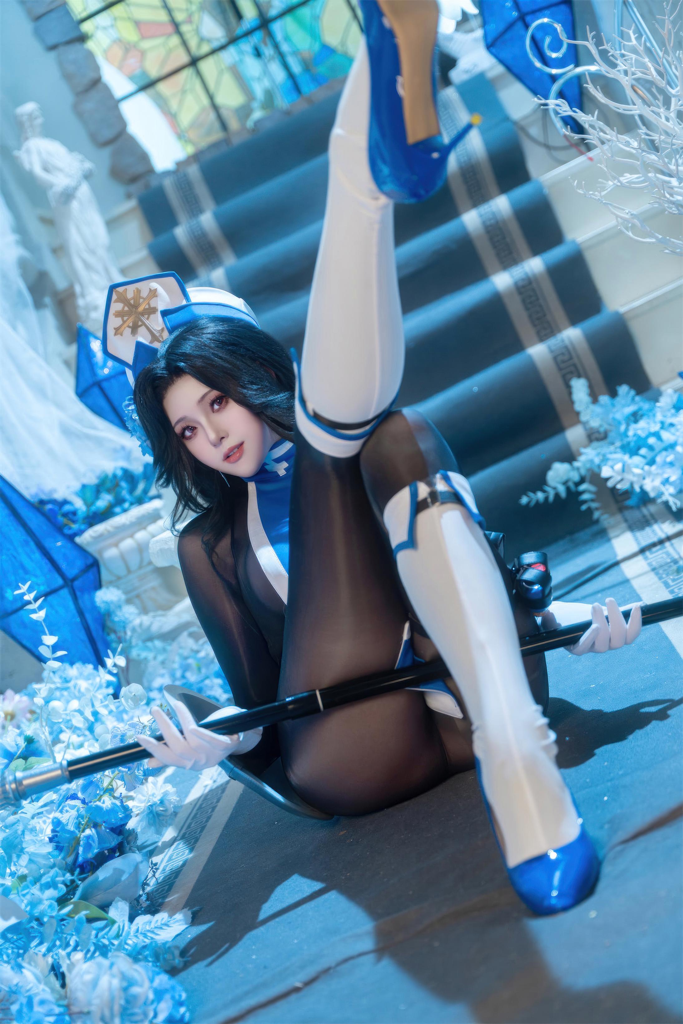 [cosplay] Natsuko夏夏子 - 梅登 冰玫瑰：藍白護士黑絲美腿角色還原 71P