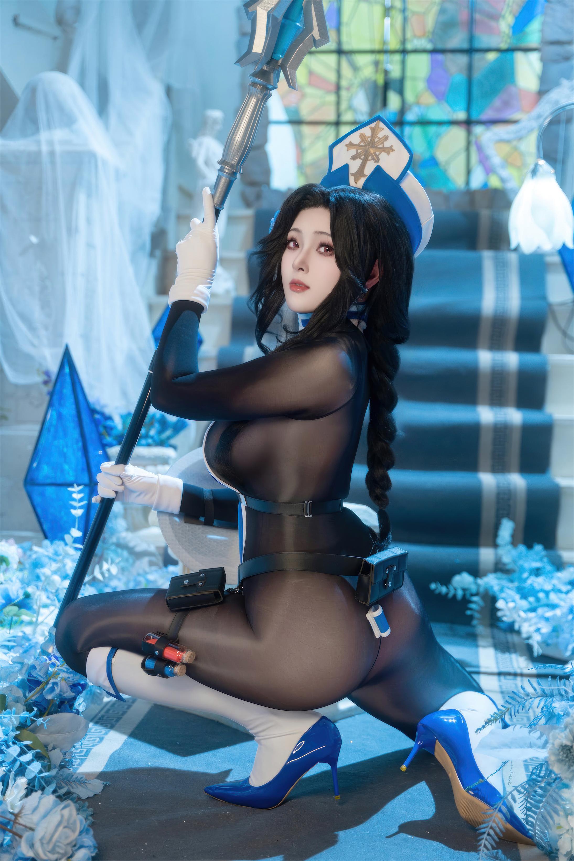 '[cosplay] Natsuko夏夏子 -梅登 冰玫瑰: Bác Sĩ Xanh Trắng Chân Đen Gợi Cảm 71P'