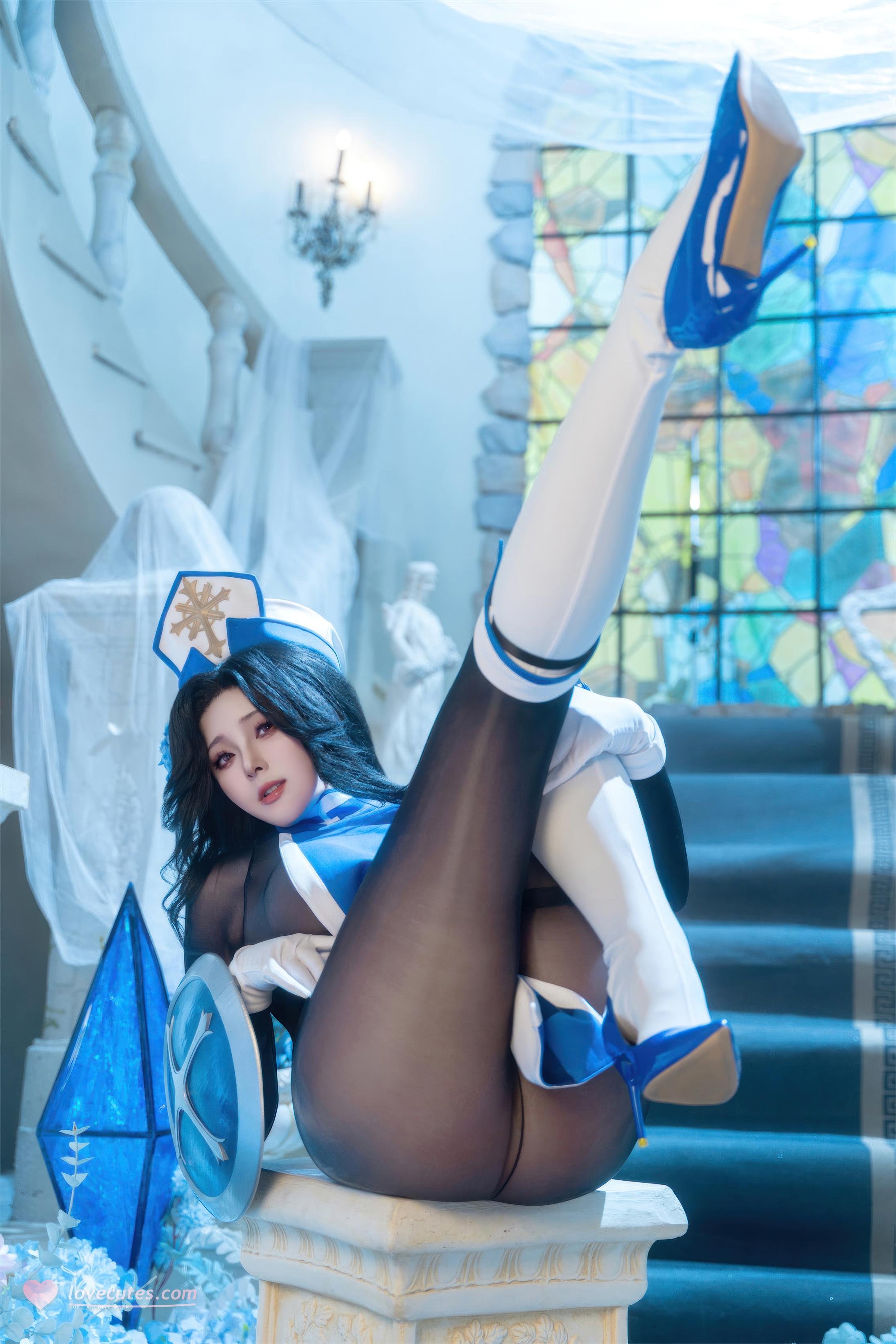 '[cosplay] Natsuko夏夏子 -梅登 冰玫瑰: Bác Sĩ Xanh Trắng Chân Đen Gợi Cảm 71P'