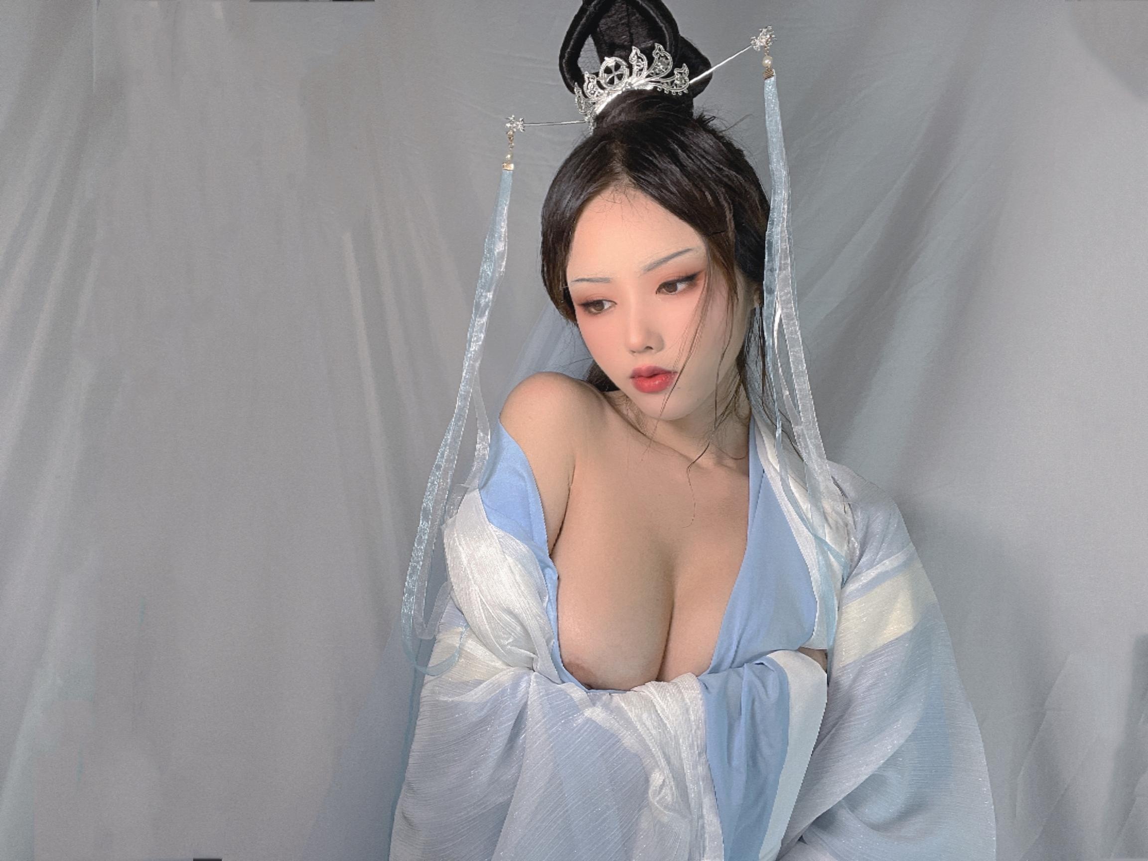 [ภาพถ่าย] ไทเทเนียมอัลลอย TiTi - ดอกเหมย: ชุดคลุมสีน้ำเงินขาว สวยเซ็กซี่ในสไตล์โบราณ 24P