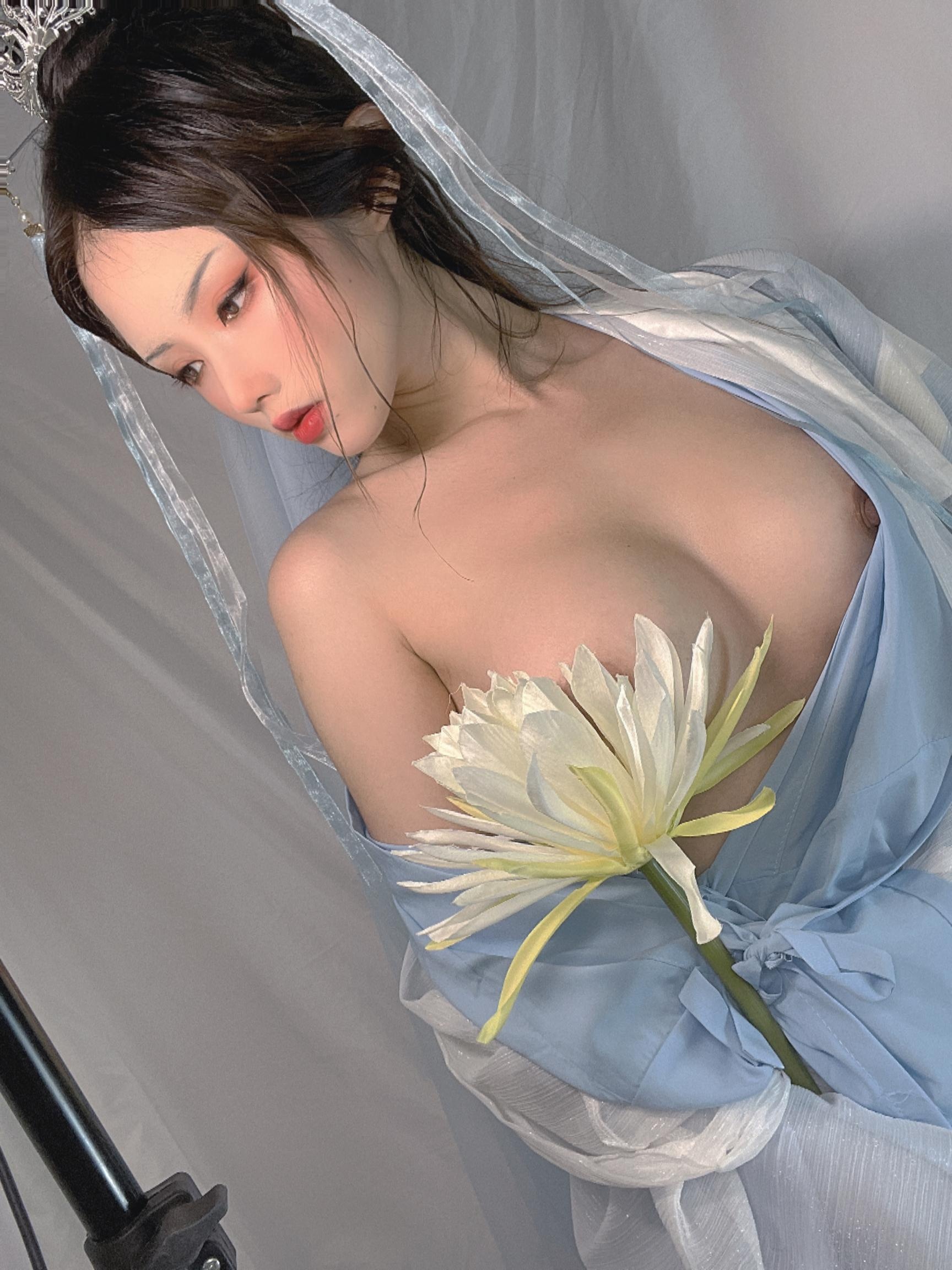 [ภาพถ่าย] ไทเทเนียมอัลลอย TiTi - ดอกเหมย: ชุดคลุมสีน้ำเงินขาว สวยเซ็กซี่ในสไตล์โบราณ 24P