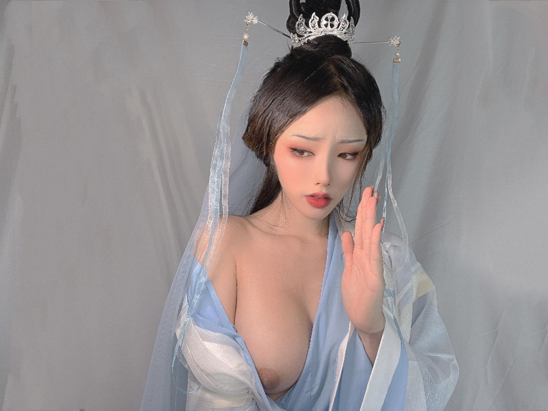[Photos] Titanium Alloy TiTi - Daoist: Blue and White Robe with Low-Cut Beauty, Ancient Style Photoshoot 24P