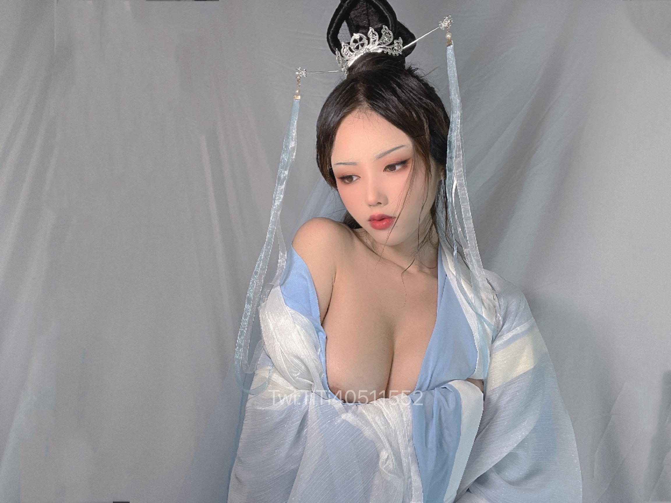 [Photos] Titanium Alloy TiTi - Daoist: Blue and White Robe with Low-Cut Beauty, Ancient Style Photoshoot 24P