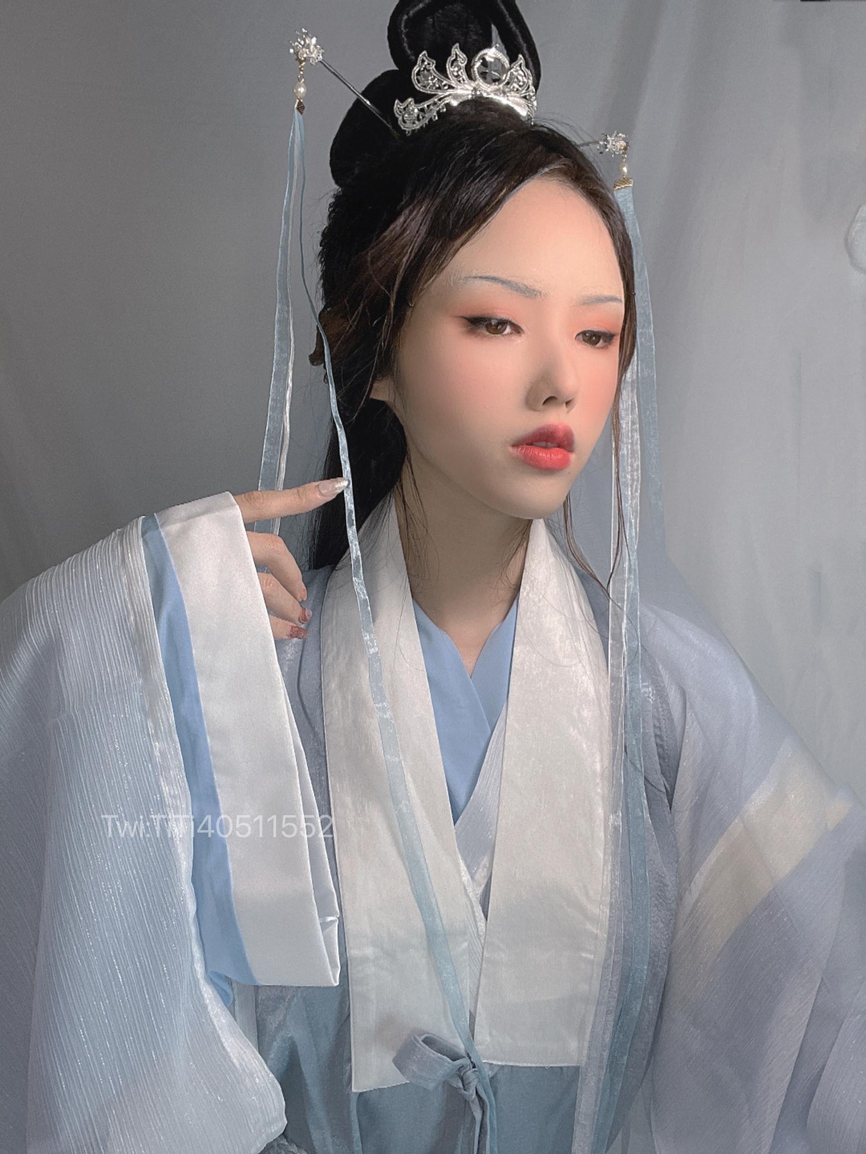 [Photos] Titanium Alloy TiTi - Daoist: Blue and White Robe with Low-Cut Beauty, Ancient Style Photoshoot 24P