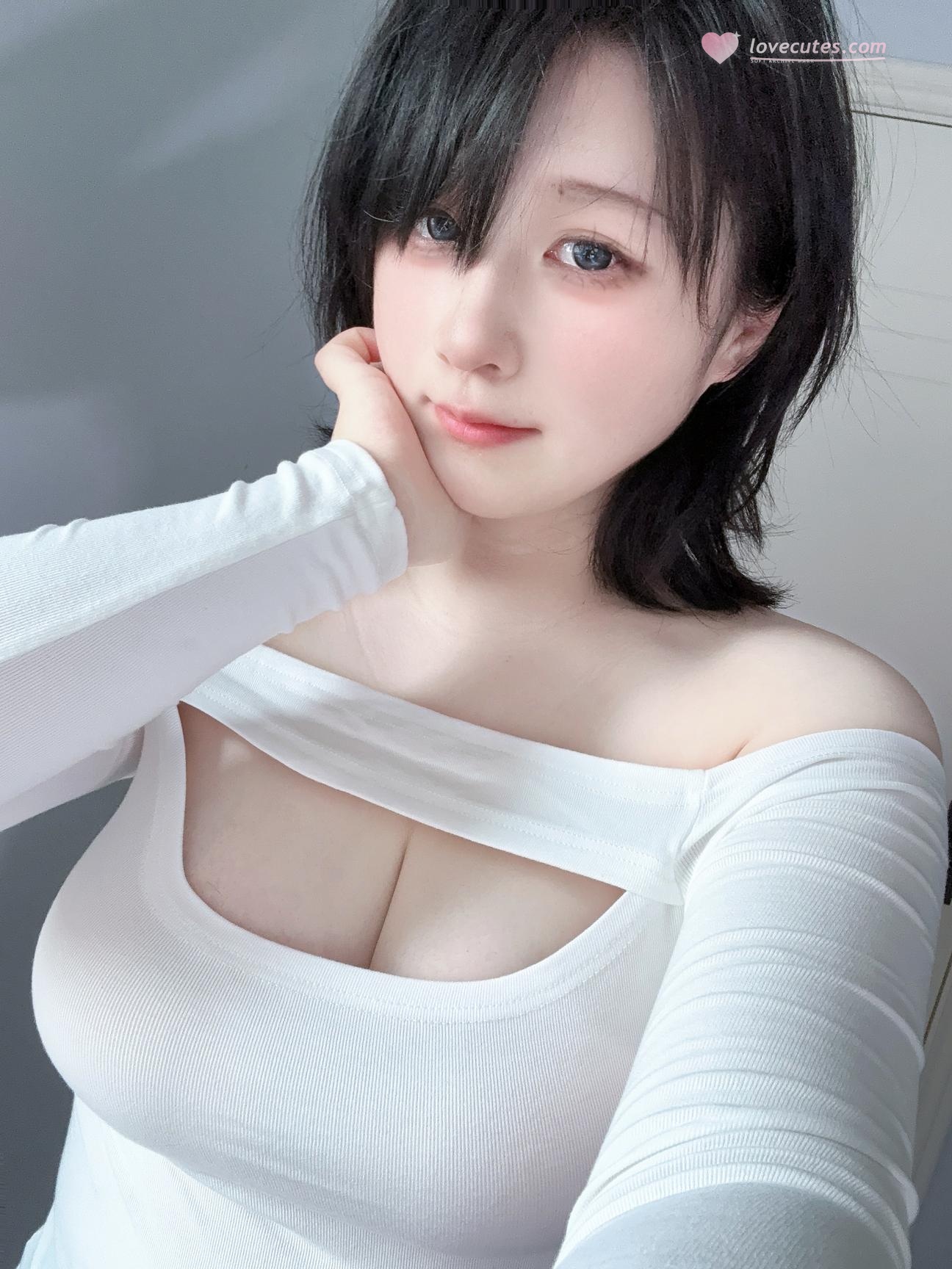 [私房] Zyra秋 - 妈妈的裙子：白色上衣黑丝短裙 美胸翘臀私房 47P