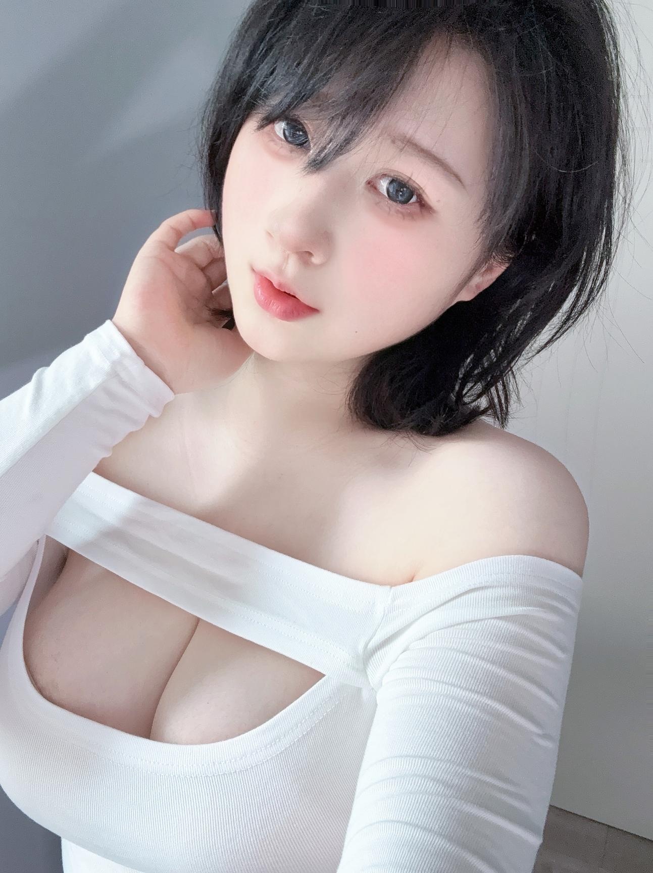 [私房] Zyra秋 - 妈妈的裙子：白色上衣黑丝短裙 美胸翘臀私房 47P