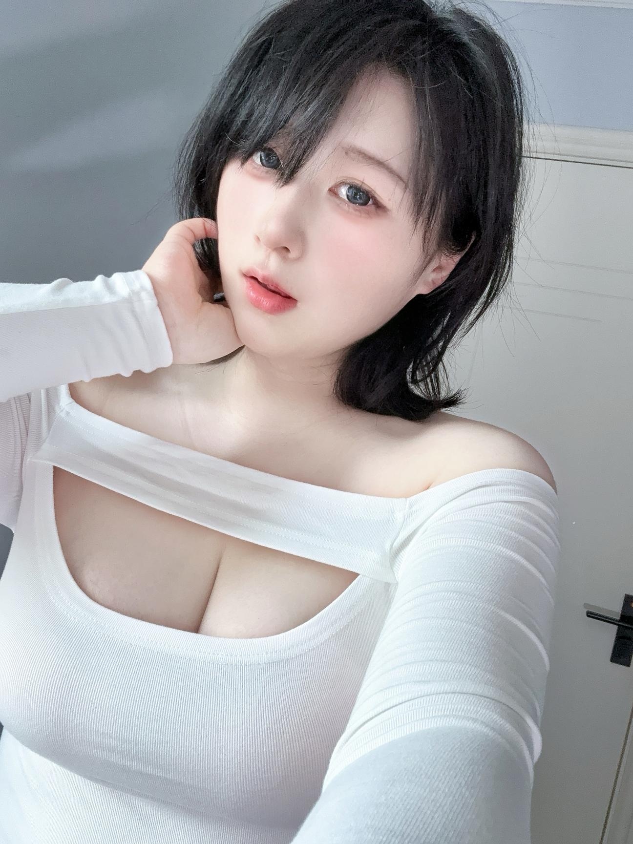 [私房] Zyra秋 - 妈妈的裙子：白色上衣黑丝短裙 美胸翘臀私房 47P