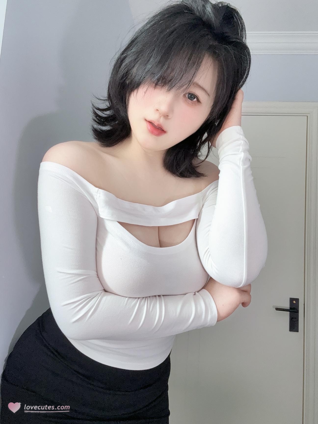[私房] Zyra秋 - 妈妈的裙子：白色上衣黑丝短裙 美胸翘臀私房 47P