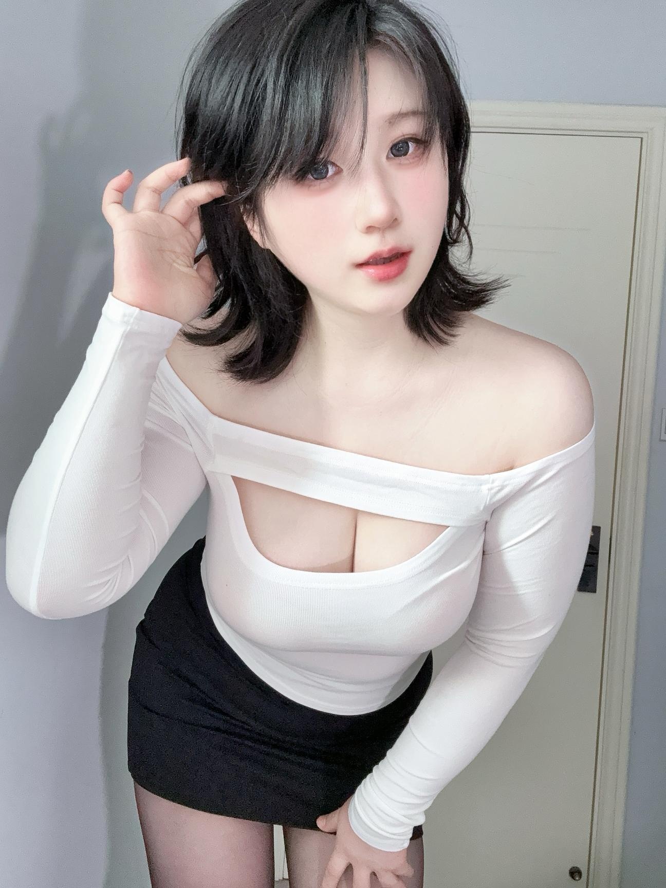 [私房] Zyra秋 - 妈妈的裙子：白色上衣黑丝短裙 美胸翘臀私房 47P