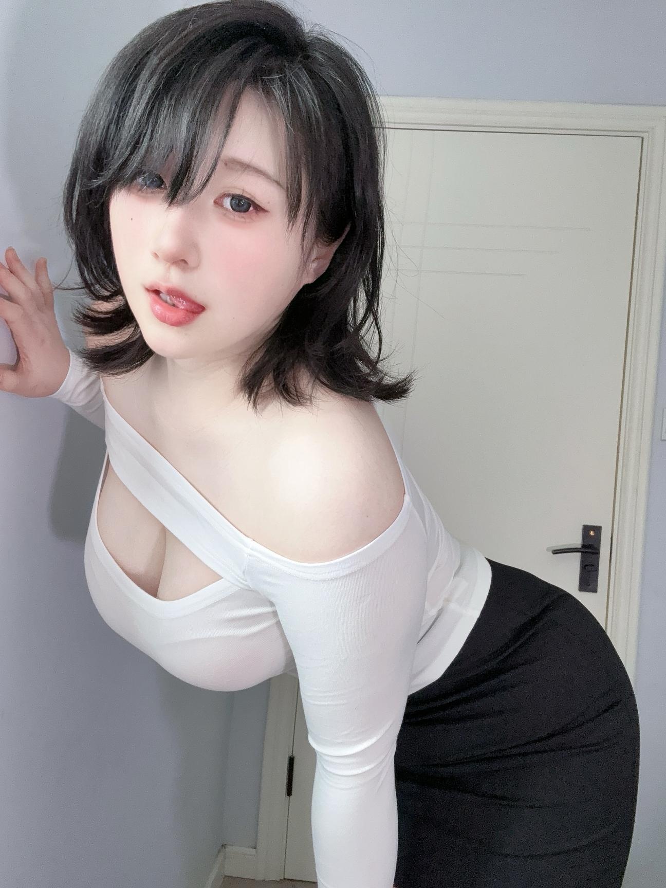 [私房] Zyra秋 - 妈妈的裙子：白色上衣黑丝短裙 美胸翘臀私房 47P