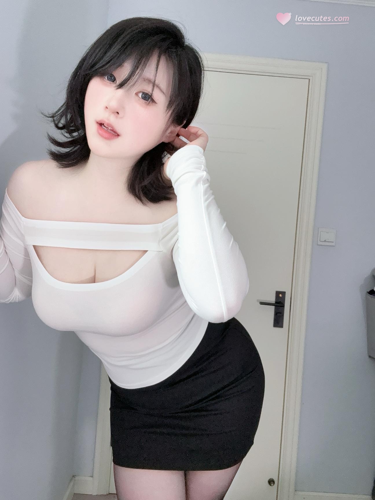 [私房] Zyra秋 - 妈妈的裙子：白色上衣黑丝短裙 美胸翘臀私房 47P