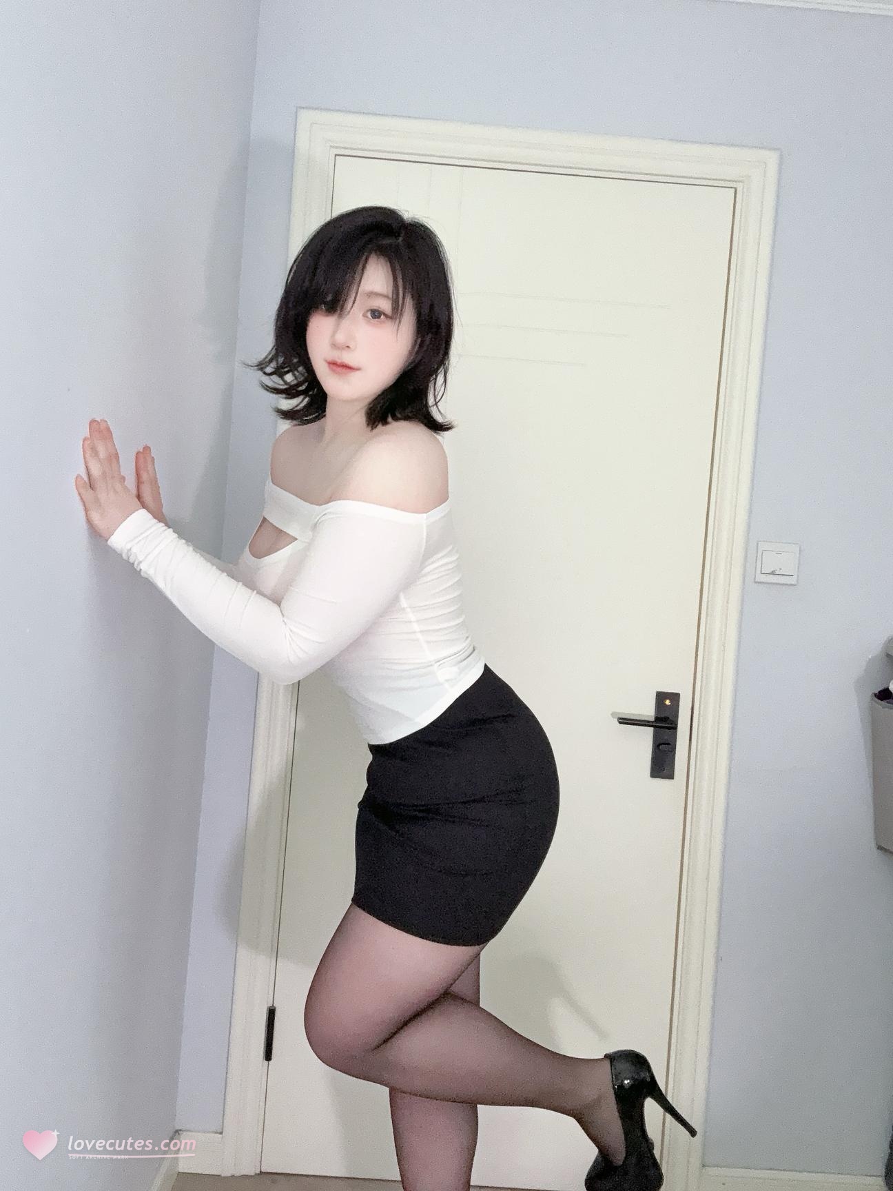 [私房] Zyra秋 - 妈妈的裙子：白色上衣黑丝短裙 美胸翘臀私房 47P