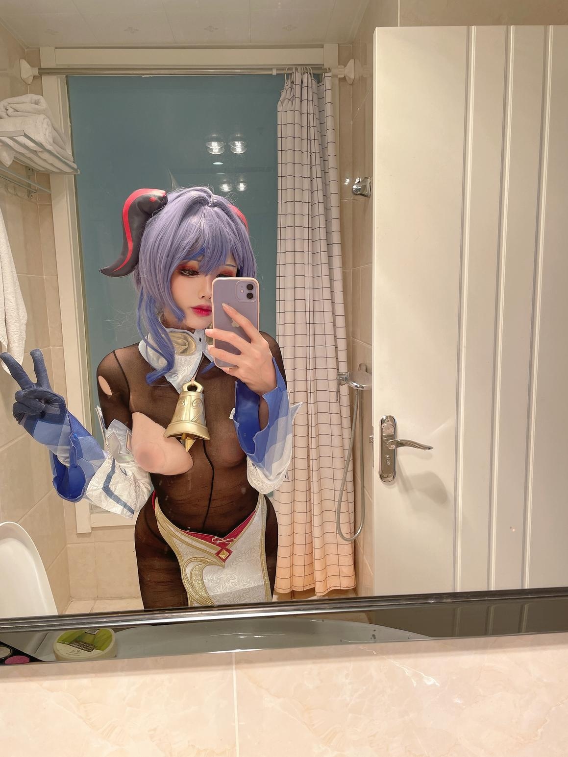 [cosplay] 钛合金TiTi - 原神 甘雨：黑丝透视战损 露臀角色还原 32P