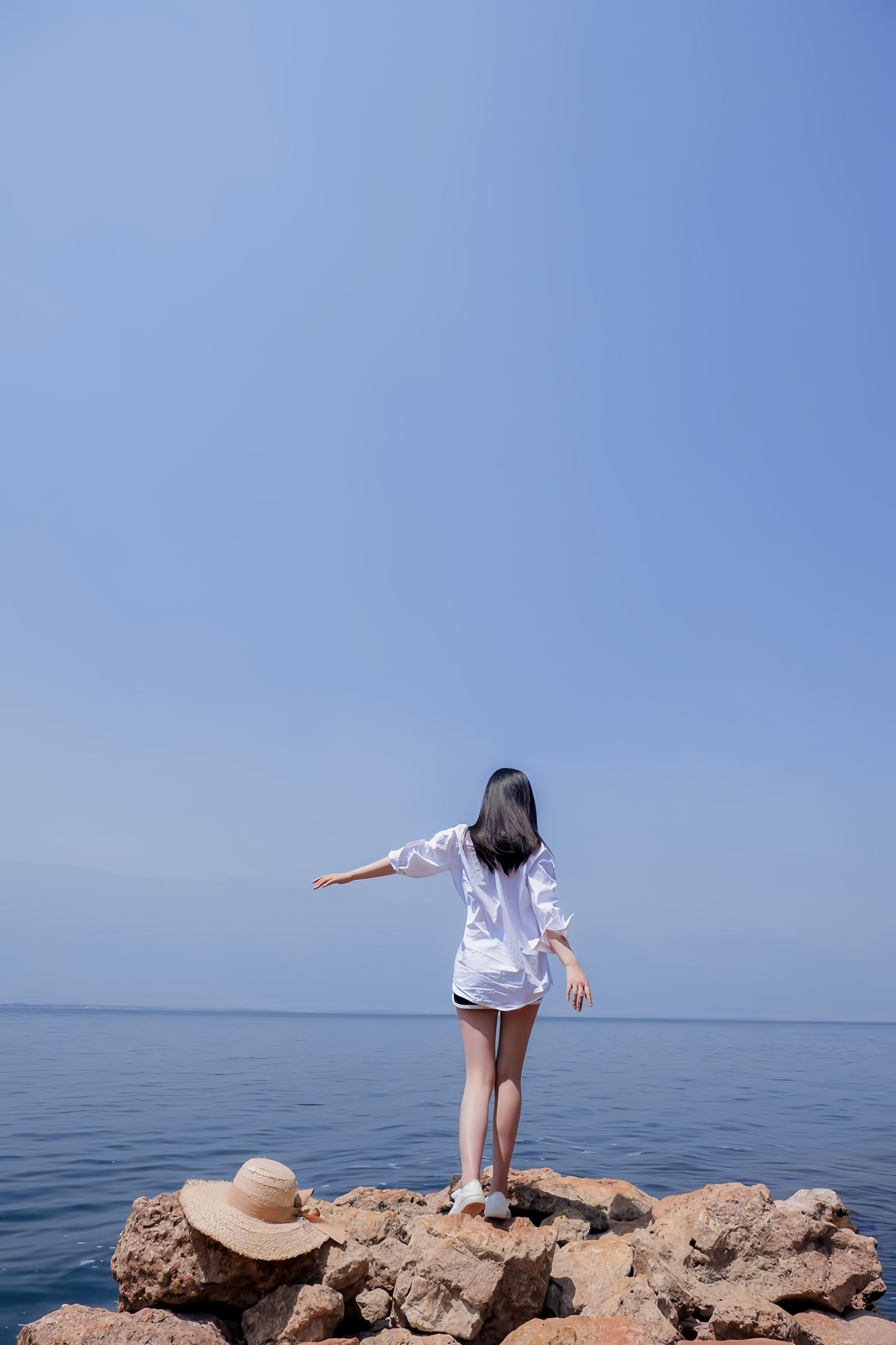 [写真] 年年Nnian - 白シャツ海辺撮影：ボタン外して胸元露出、濡れた大迫力49P