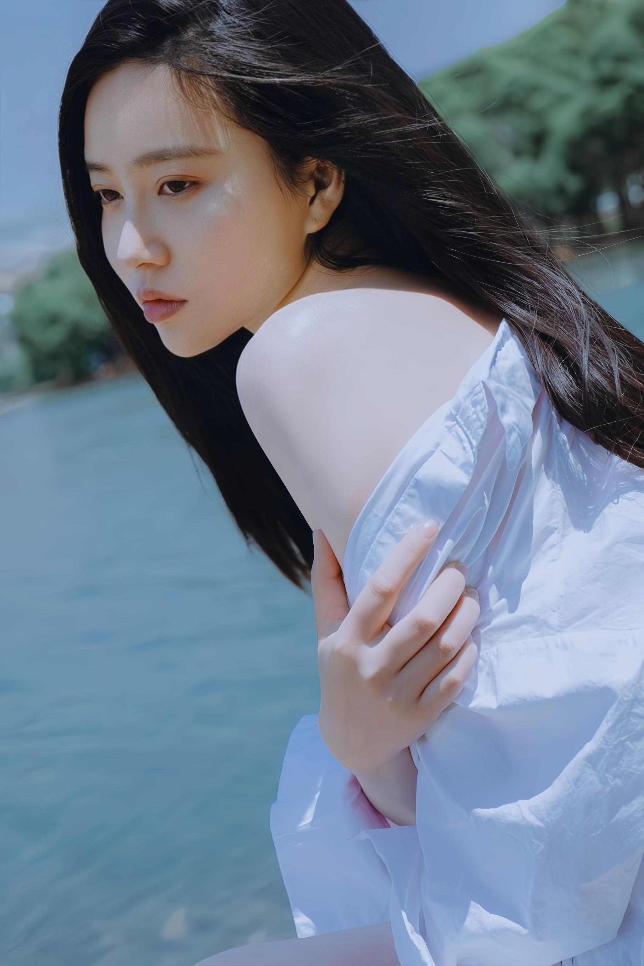 [写真] 年年Nnian - 白衬衫海边外拍：解扣露胸湿身大尺度 49P