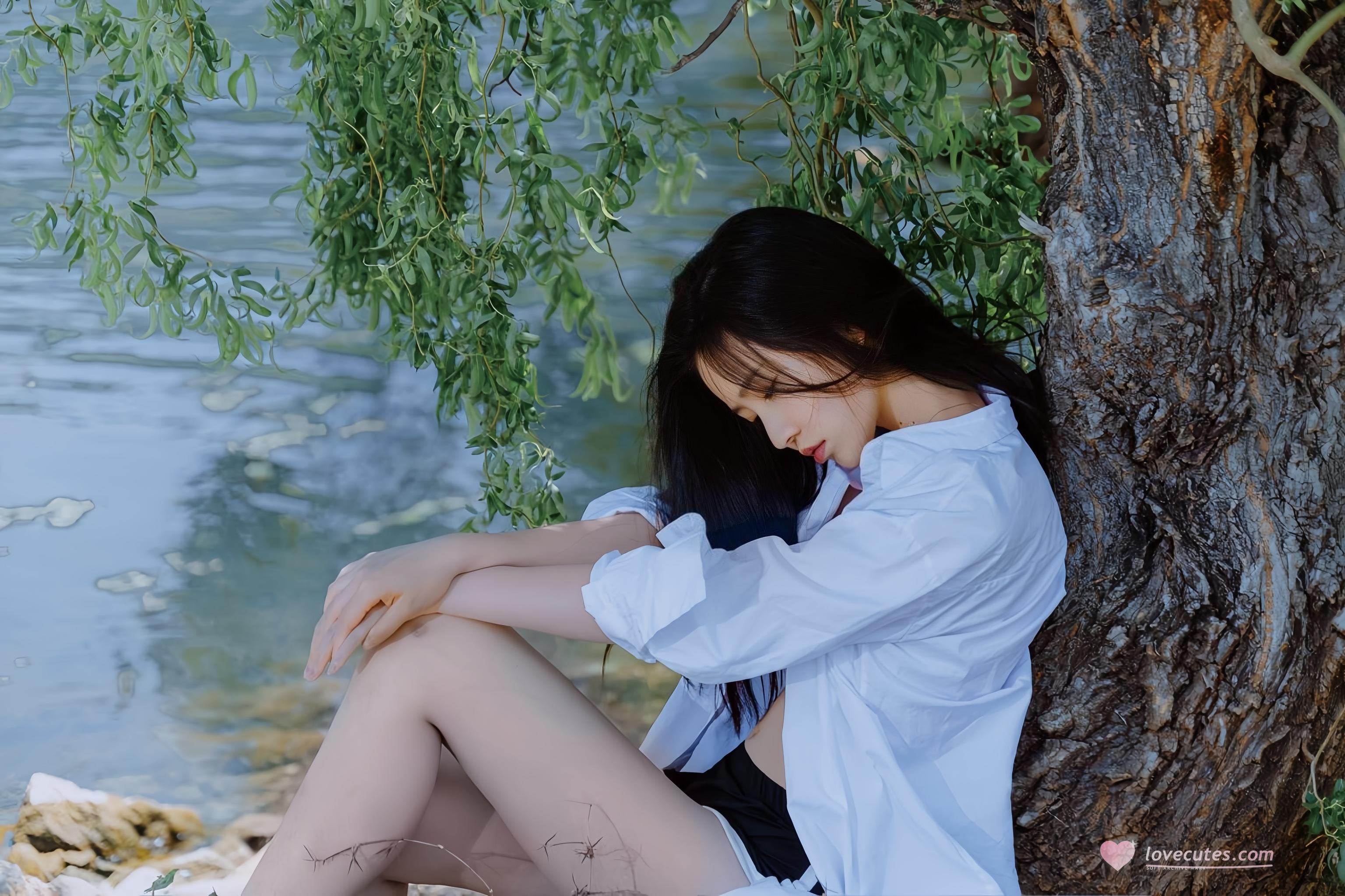 [写真] 年年Nnian - 白衬衫海边外拍：解扣露胸湿身大尺度 49P