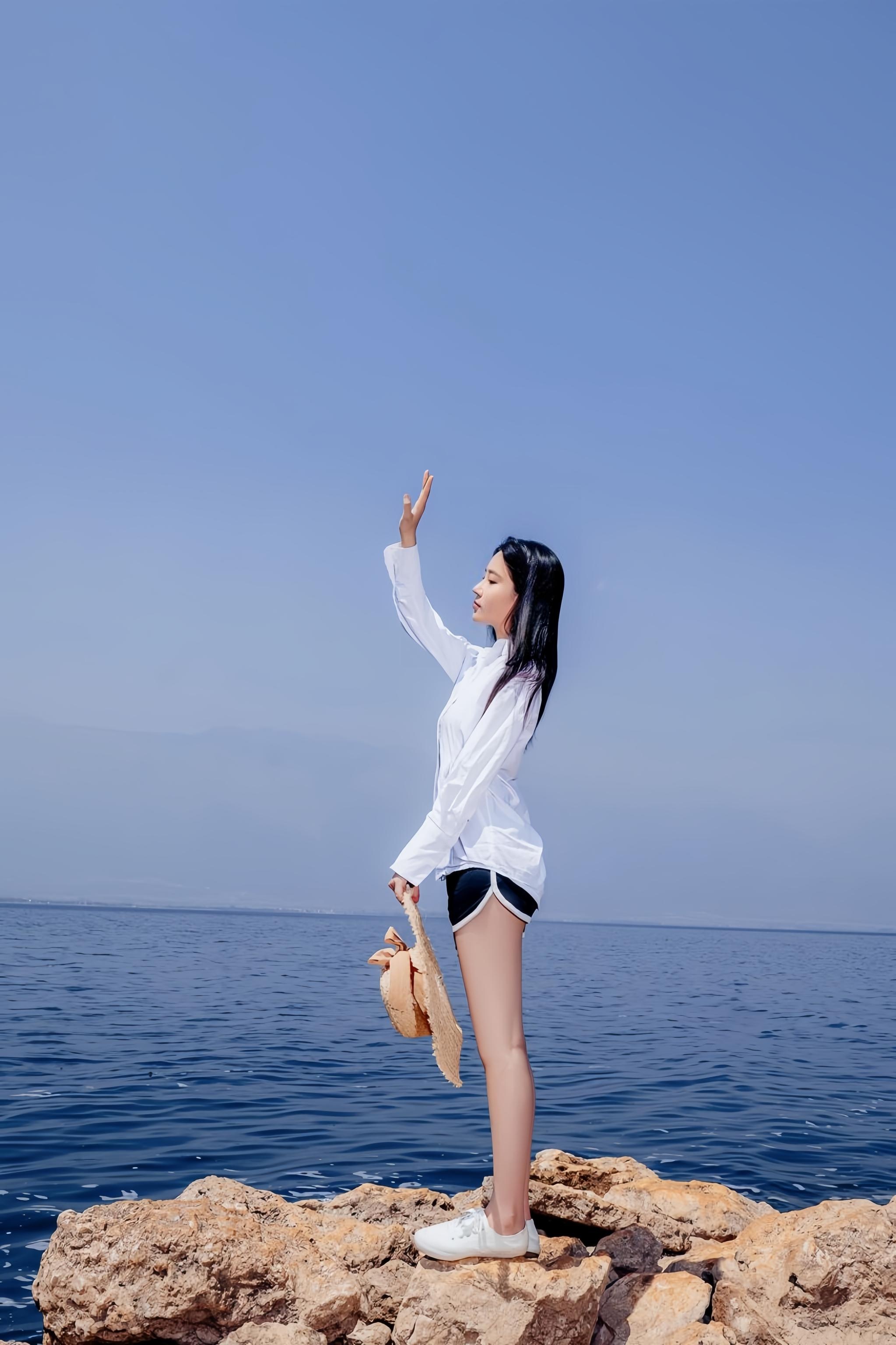 [写真] 年年Nnian - 白衬衫海边外拍：解扣露胸湿身大尺度 49P