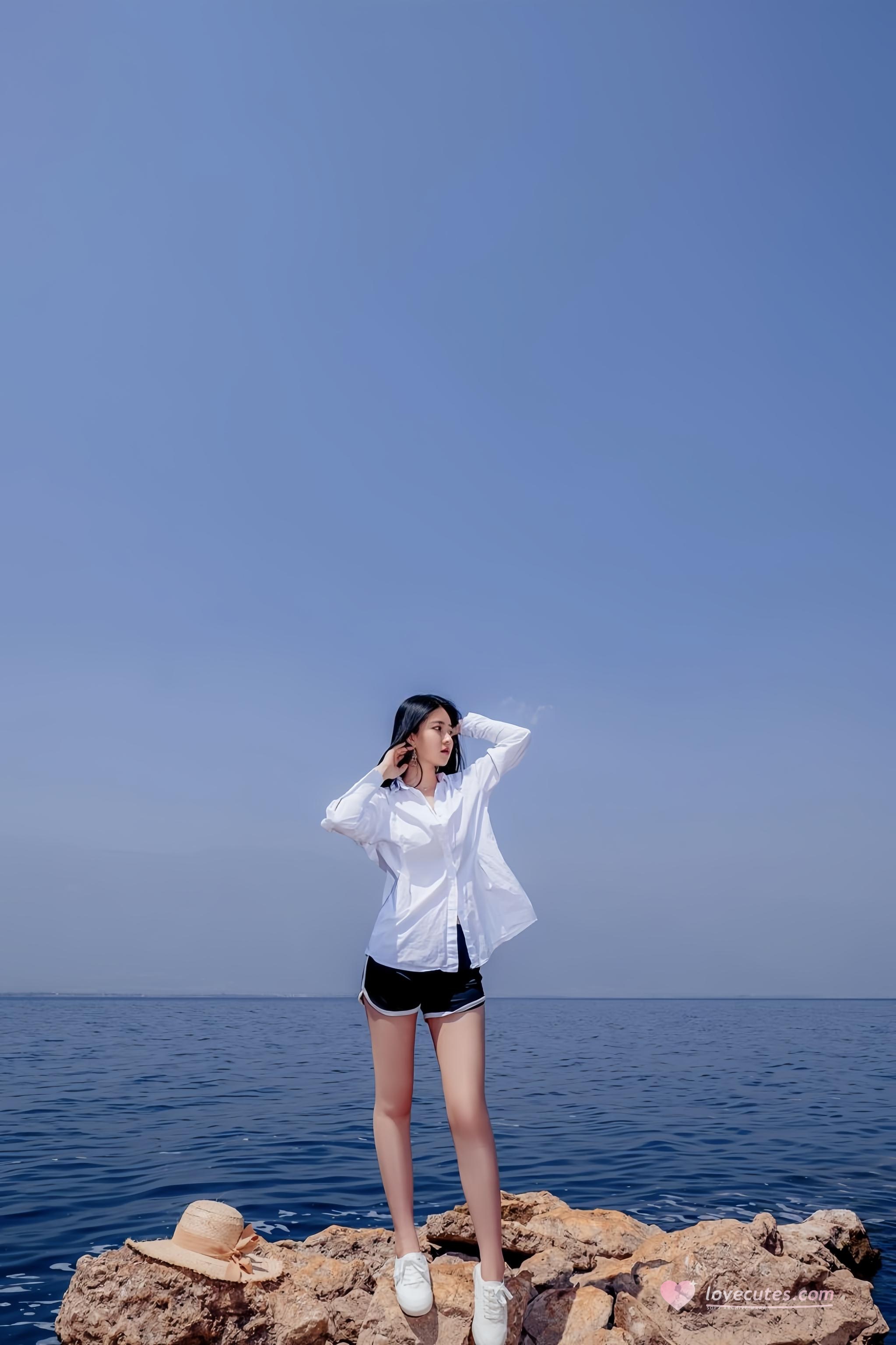 [写真] 年年Nnian - 白衬衫海边外拍：解扣露胸湿身大尺度 49P